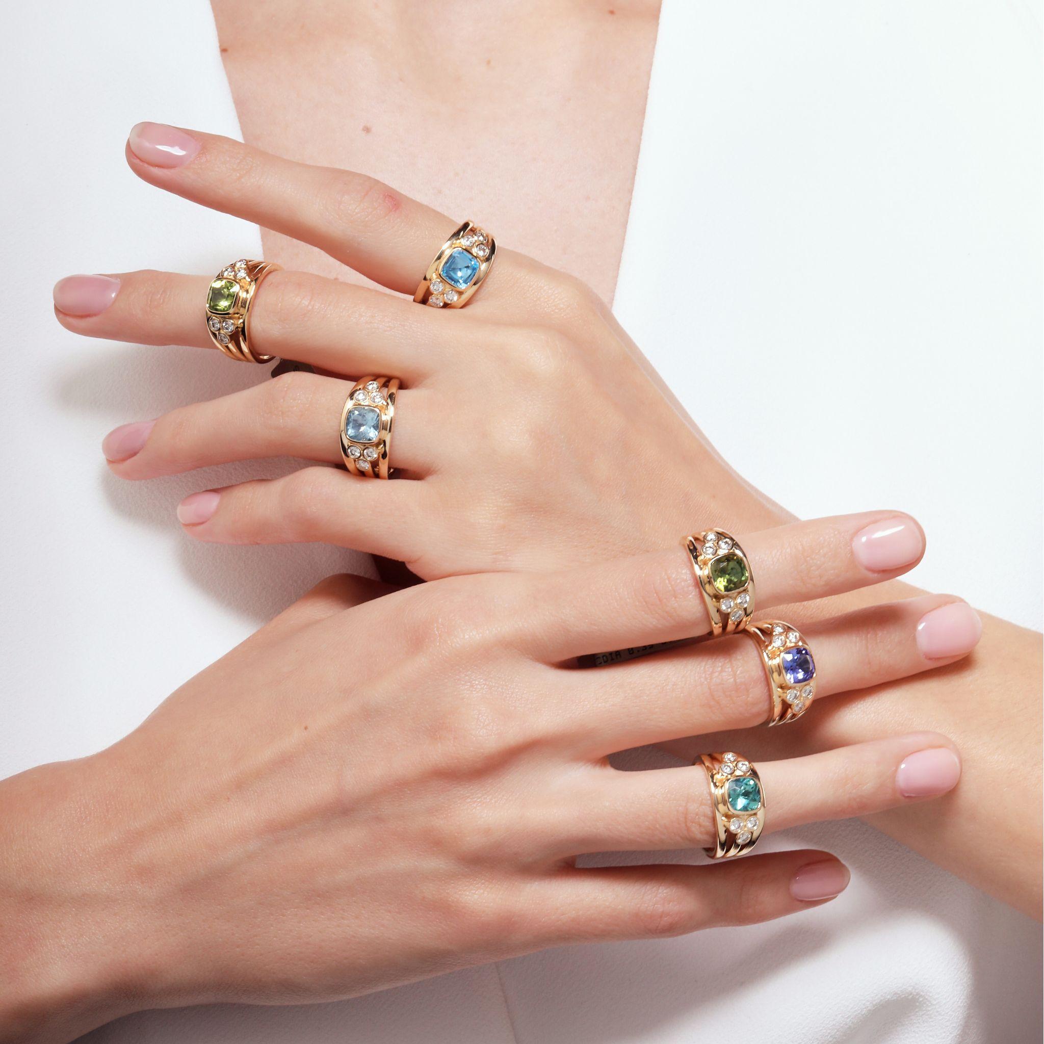 Contemporain Syna, bague en or jaune avec péridot et diamants en vente