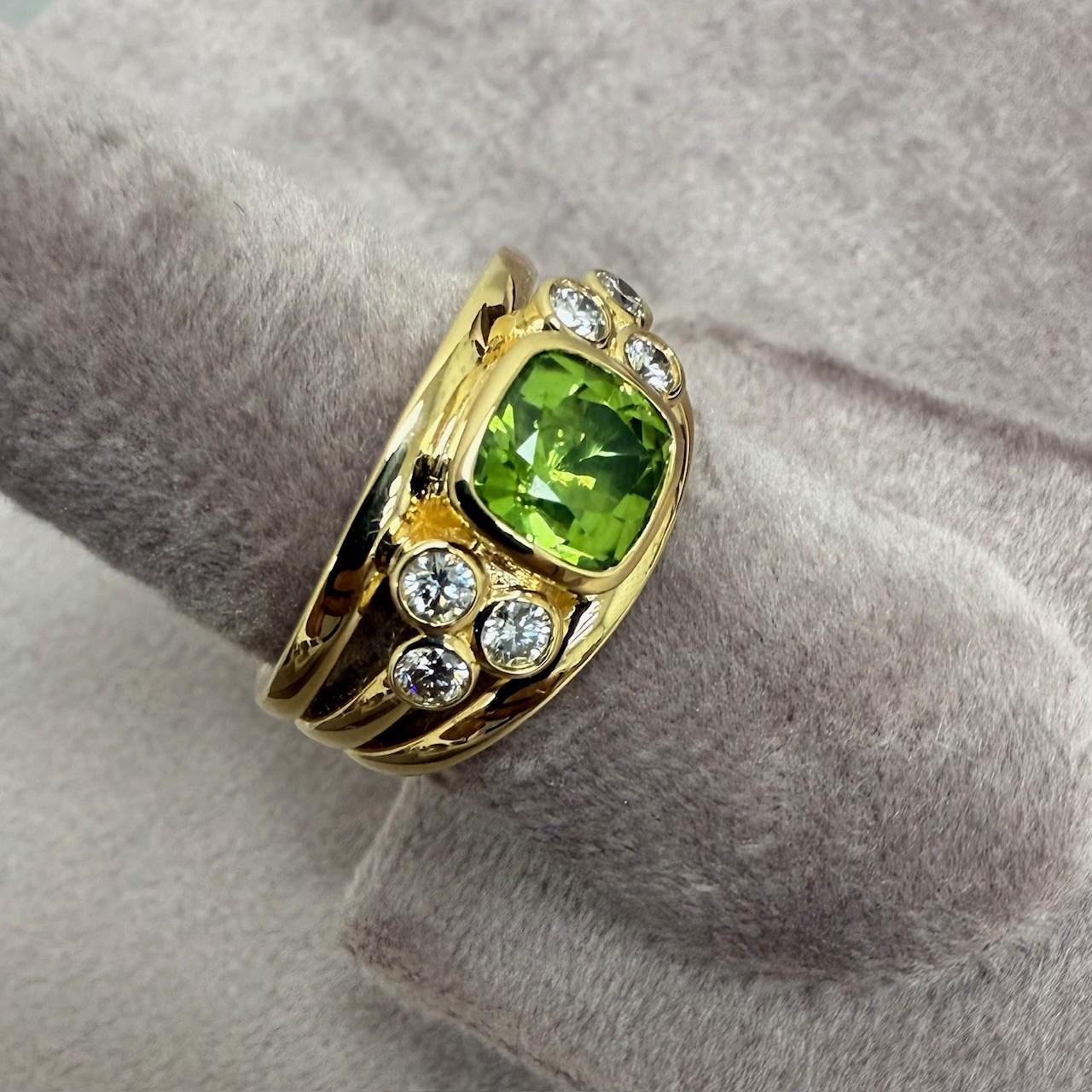 Round Cut Syna Yellow Gold Peridot Band with Diamonds For Sale