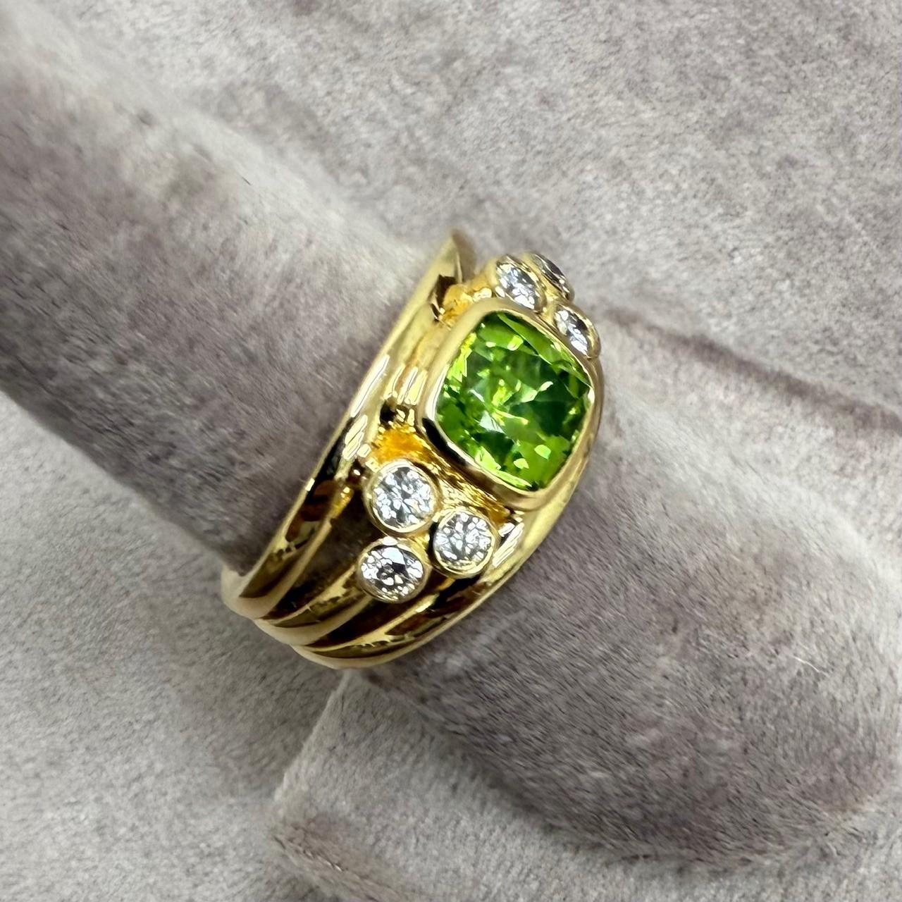 Syna Yellow Gold Peridot Band with Diamonds In New Condition For Sale In Fort Lee, NJ