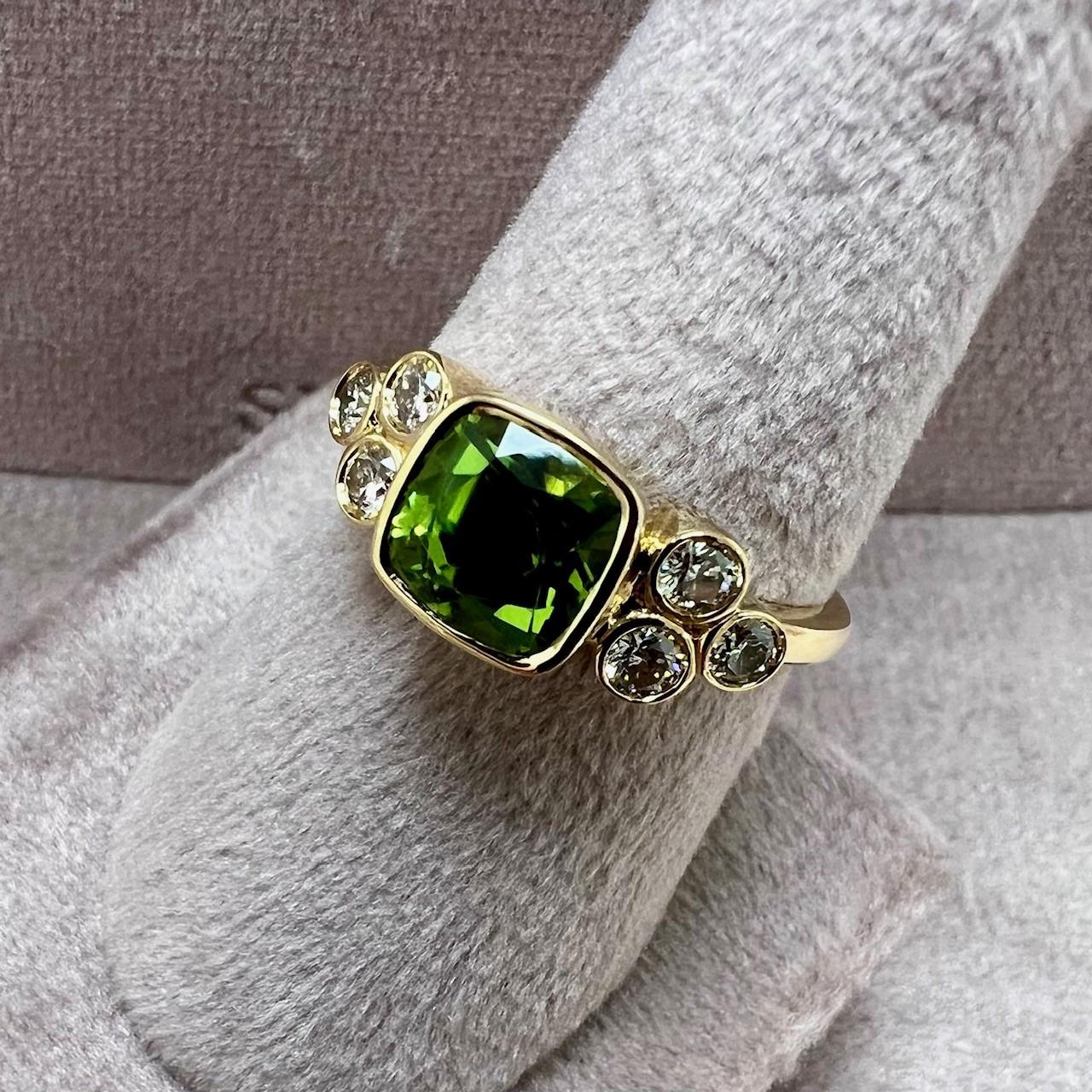 Created in 18 karat yellow gold
Peridot 2.30 carats approx.
Diamonds 0.35 carat approx.
Ring size US 7, can be sized
Limited edition


About the Designers ~ Dharmesh & Namrata

Drawing inspiration from little things, Dharmesh & Namrata Kothari have