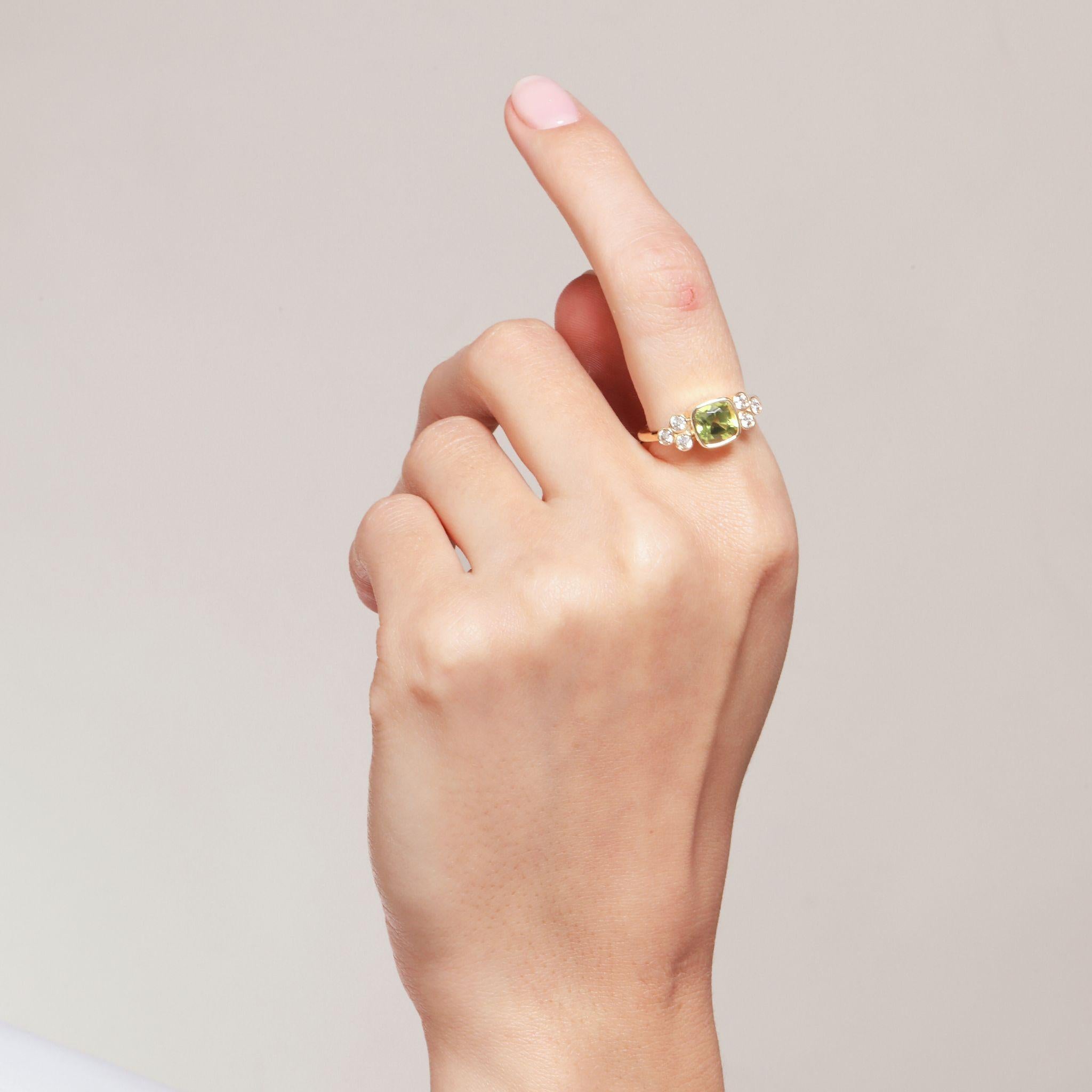 Contemporain Syna Bague coussin en or jaune avec péridots et diamants en vente