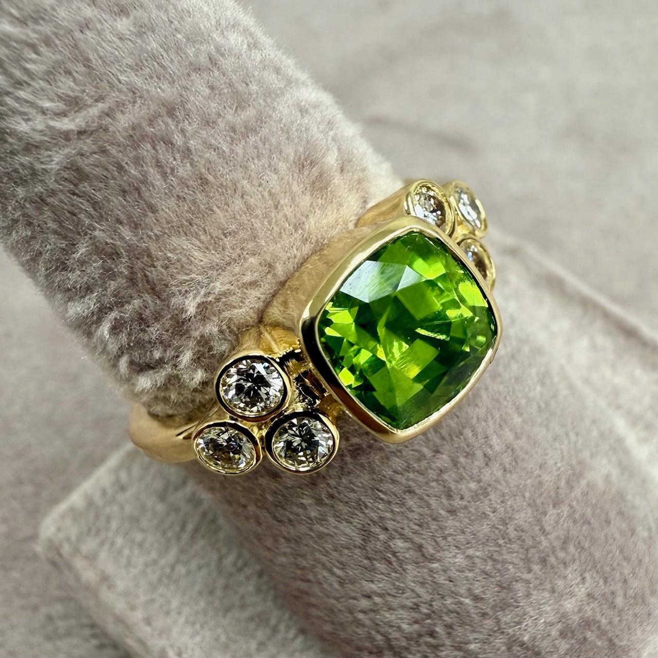 Syna Bague coussin en or jaune avec péridots et diamants Neuf - En vente à Fort Lee, NJ