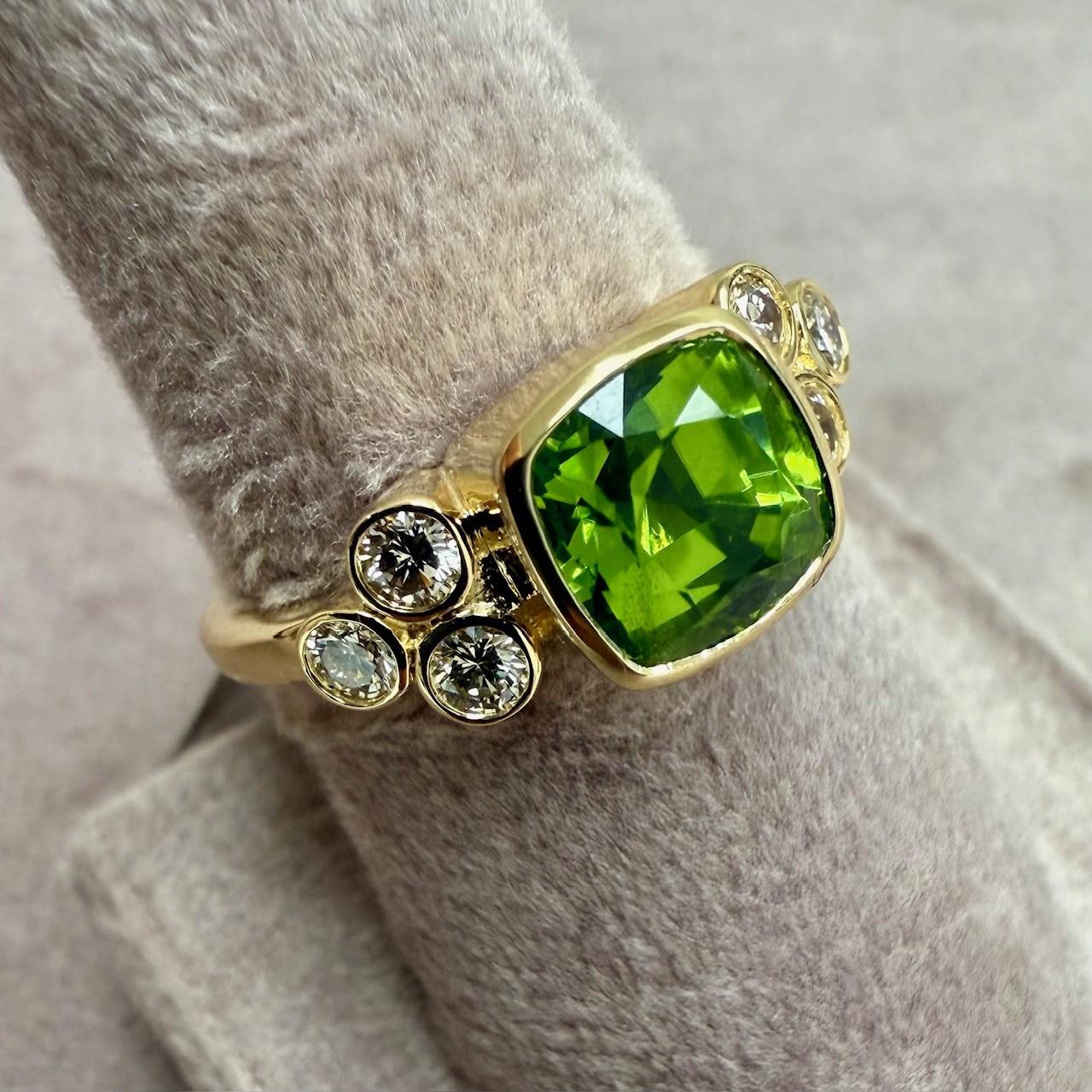 Syna Bague coussin en or jaune avec péridots et diamants Pour femmes en vente