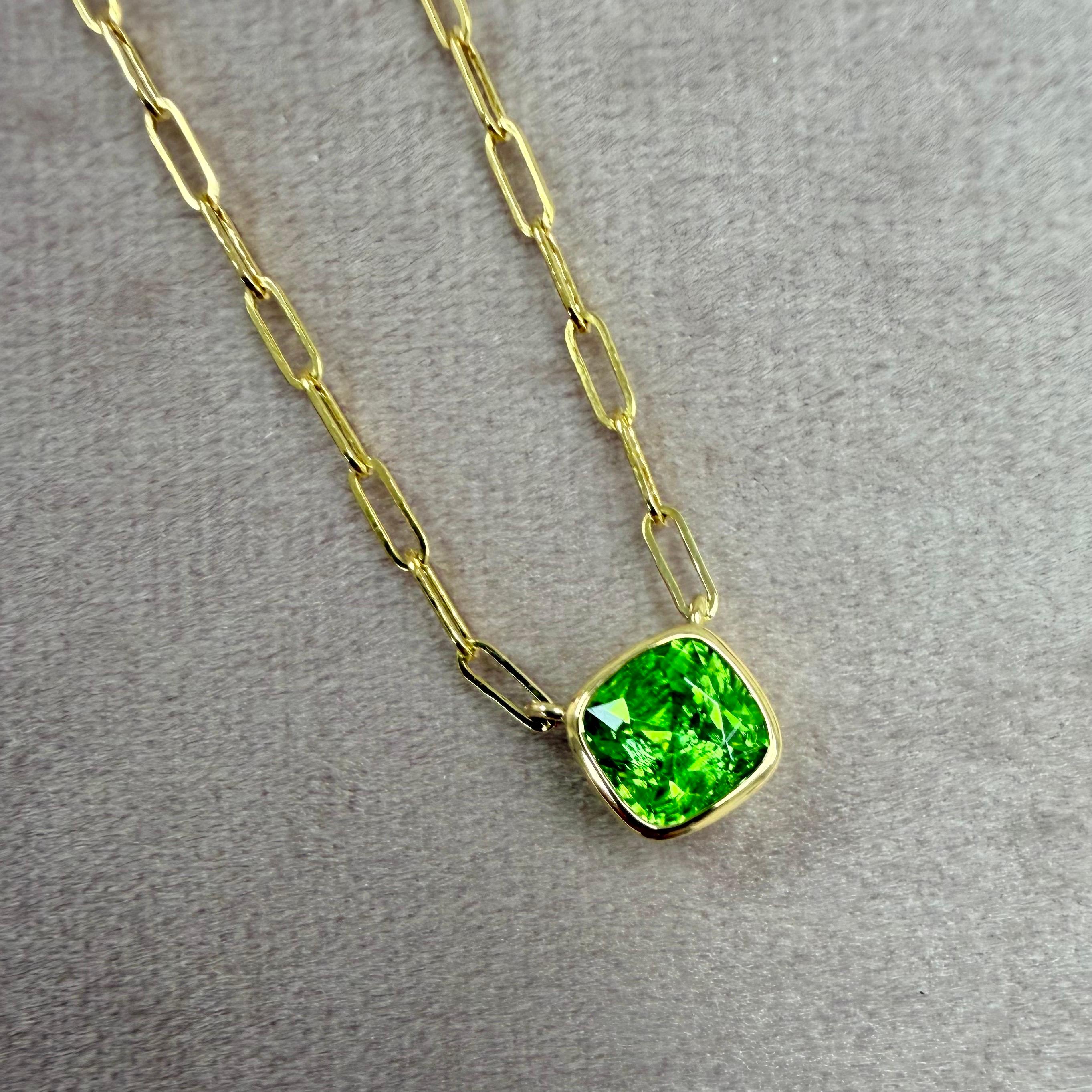 Créé en or jaune 18 carats
Péridot 2 carats approx.
Chaîne de trombones solides et fins de 18 pouces



 À propos des concepteurs ~ Dharmesh & Namrata

S'inspirant de petites choses, Jewell et Namrata Kothari ont créé une collection extraordinaire