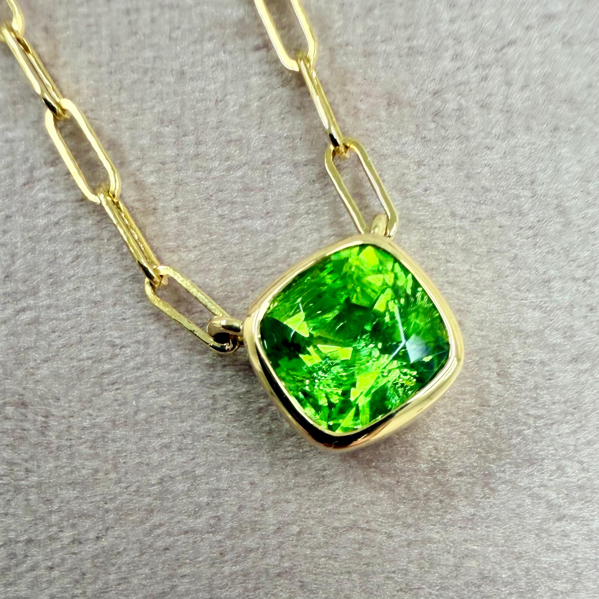 Contemporain Syna Collier à pendentif péridot en or jaune en vente