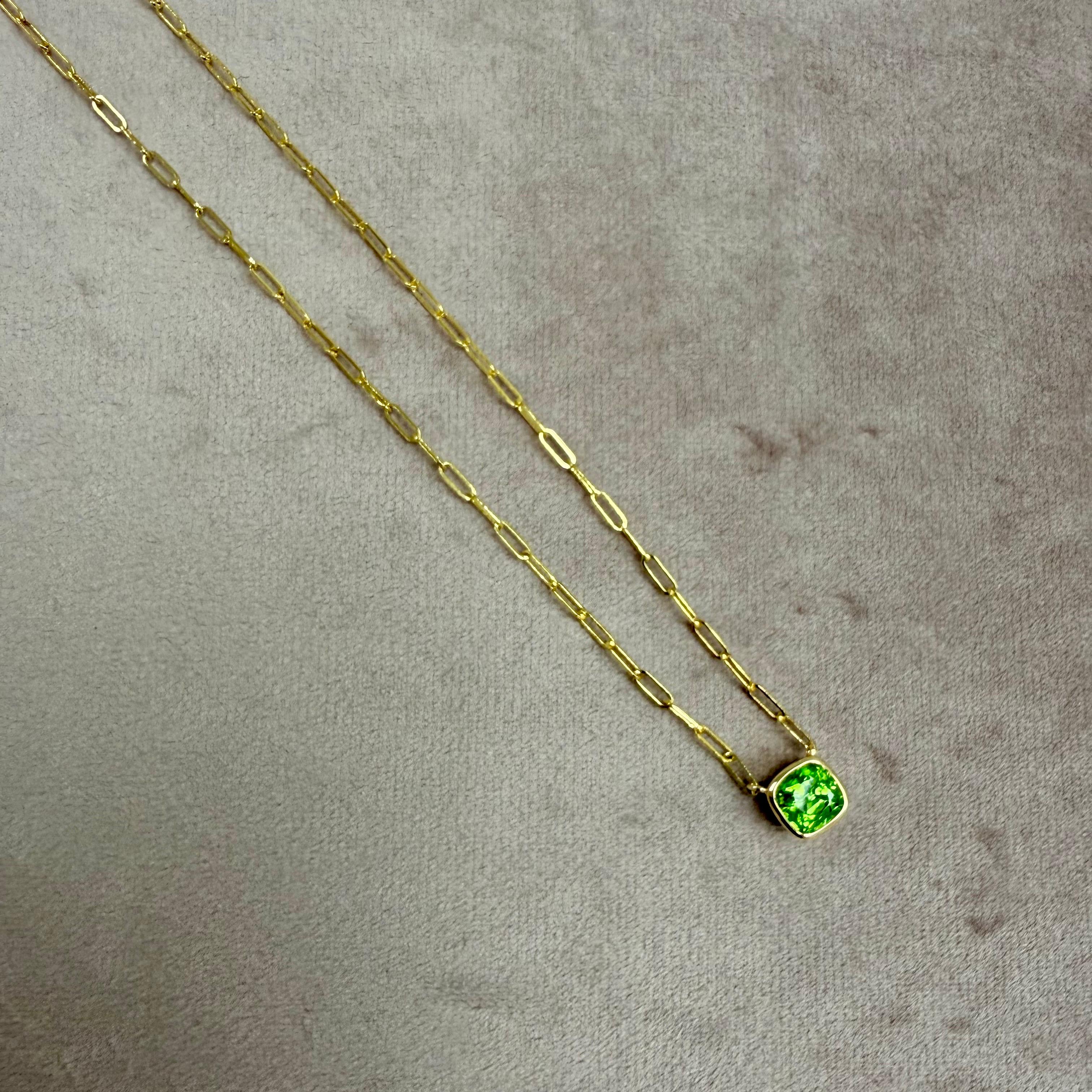 Taille mixte Syna Collier à pendentif péridot en or jaune en vente