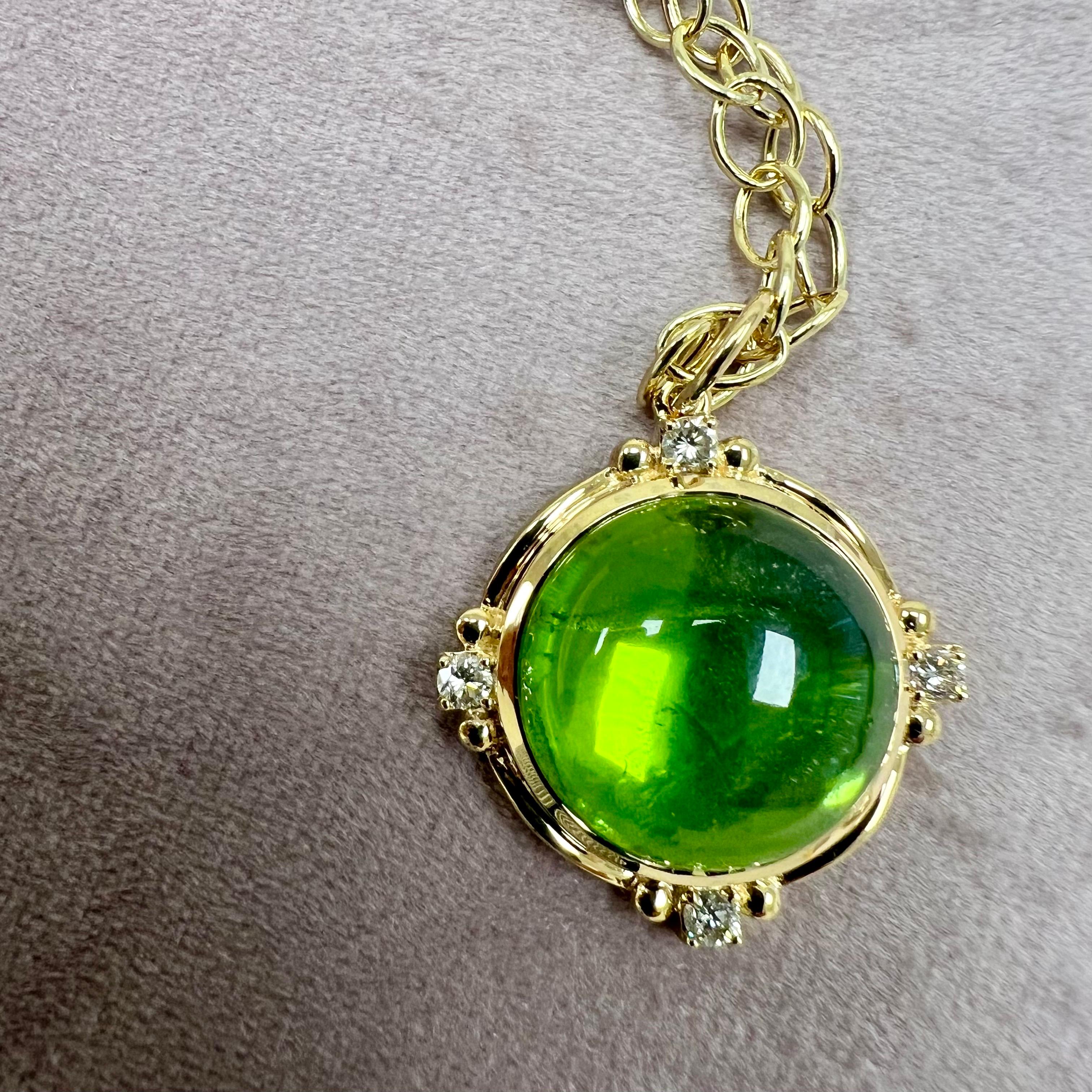 Creado en oro amarillo de 18 quilates
Peridoto 29 quilates aprox.
Diamantes de 0.35 quilates aprox.
La cadena se vende por separado



Acerca de los diseñadores ~ Dharmesh & Namrata

Inspirándose en las pequeñas cosas, Dharmesh & Namrata Kothari han