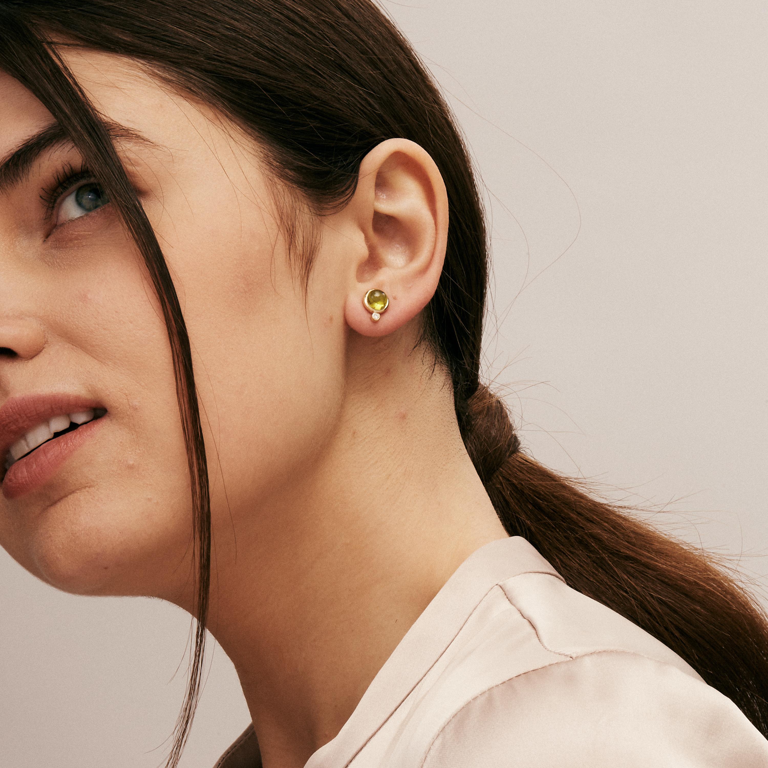 Created in 18 karat yellow gold
Peridot 3 carats approx.
Diamonds 0.05 carat approx.
Post backs for pierced ears
Limited edition

Indulge your senses with these limited edition, Candy Blue Topaz and Lemon Quartz Sugarloaf earrings. Crafted with 18