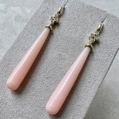 Lange Syna-Tropfenohrringe aus Gelbgold mit rosa Opal und Diamanten