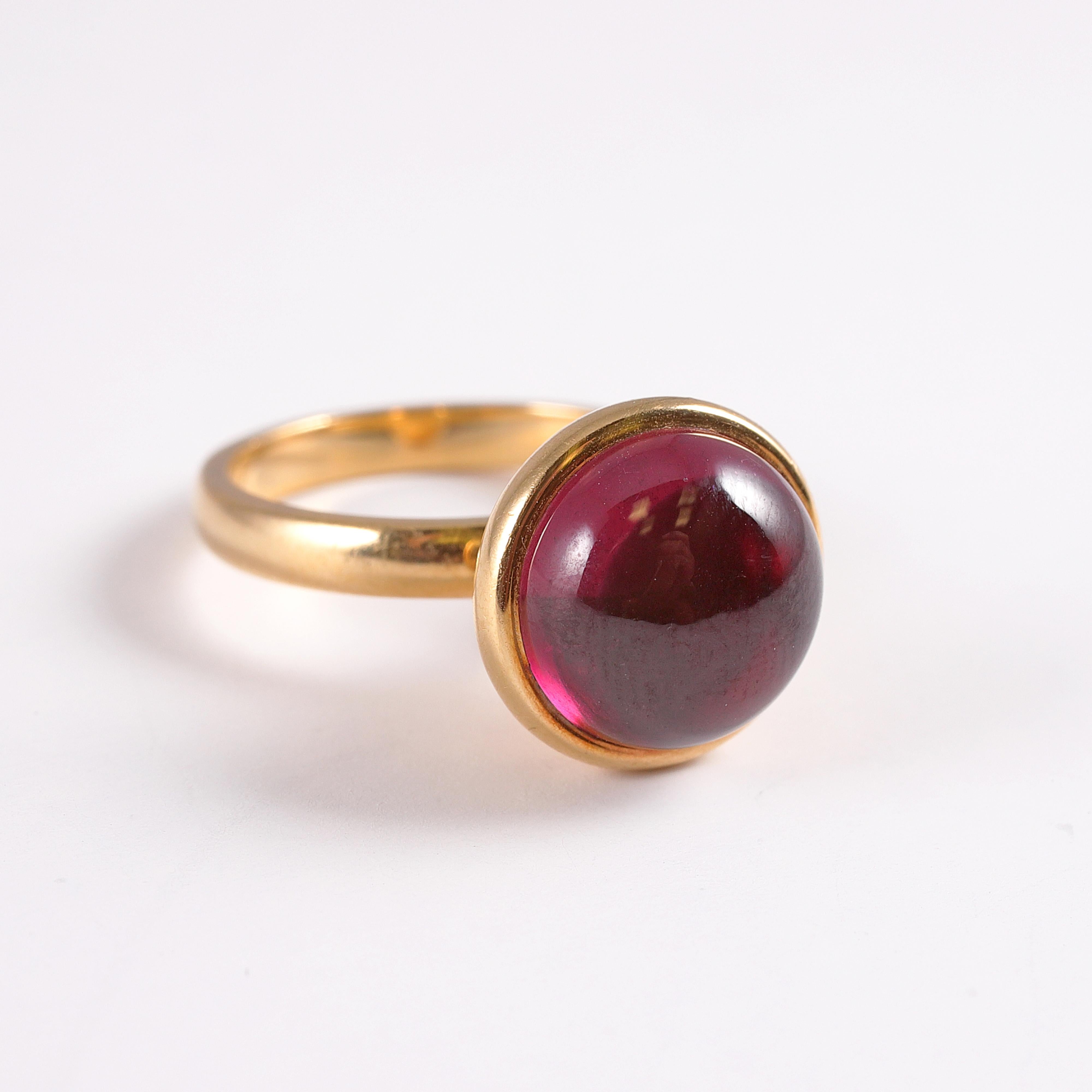 Syna Yellow Gold Rhodolite Garnet Ring In Good Condition For Sale In Dallas, TX