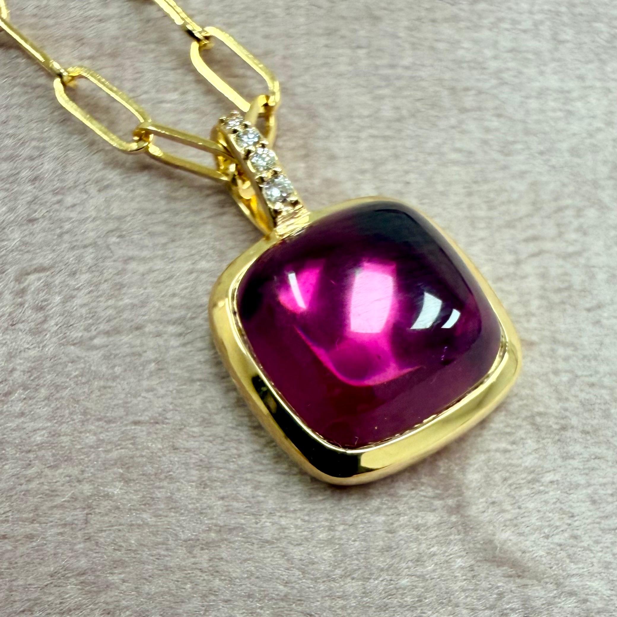 Créé en or jaune 18 carats
Grenat rhodolite 6 carats env.
Diamants 0,02 carat environ
Chaîne de trombones solides et fins de 18 pouces

 À propos des concepteurs ~ Dharmesh & Namrata

S'inspirant de petites choses, Jewell et Namrata Kothari ont créé
