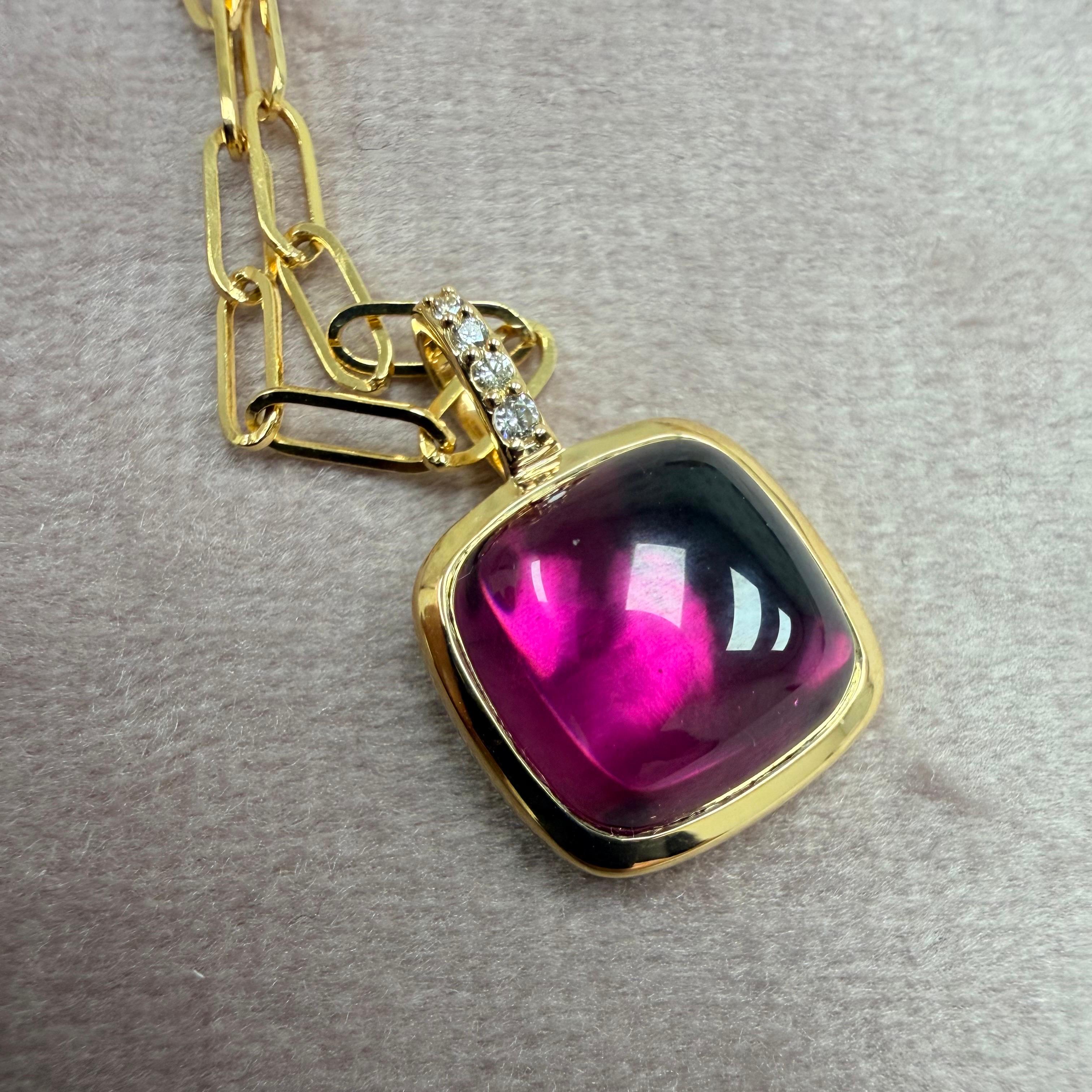 Taille cabochon « sugarloaf » Syna Pendentif pain de sucre en or jaune grenat rhodolite avec diamants en vente