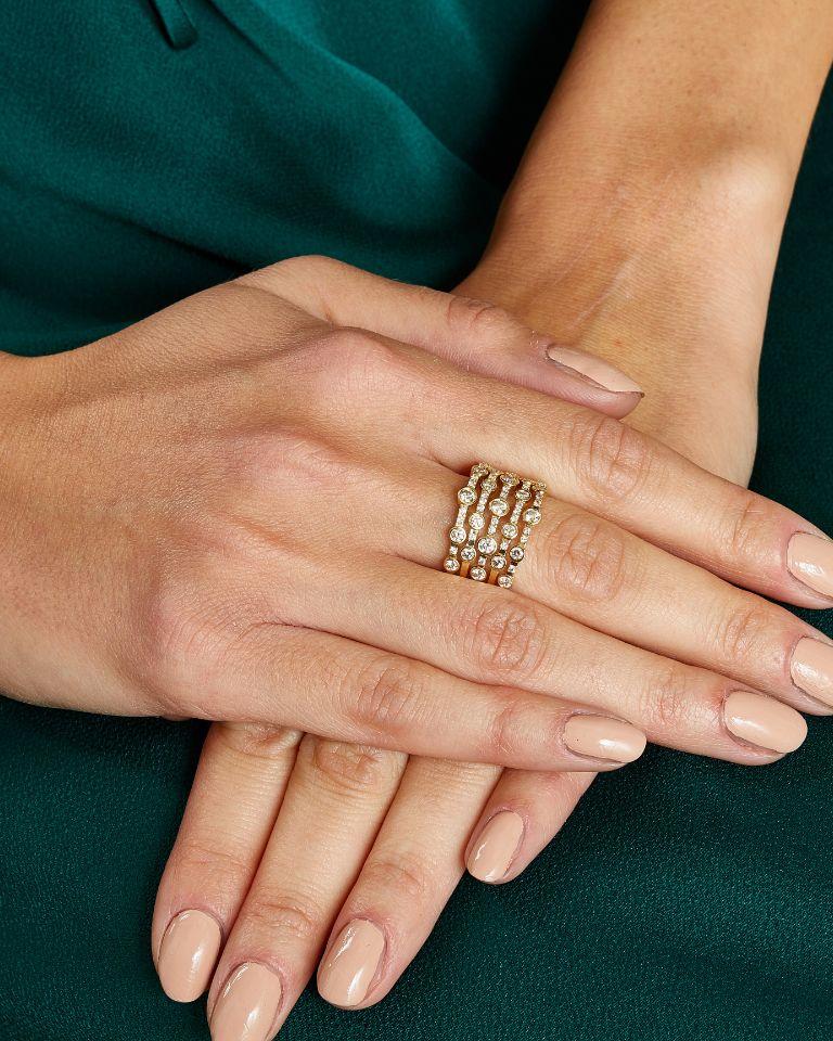 Contemporain Bague Syna en or jaune avec rubellite, péridot, aigue-marine et diamants champagne en vente