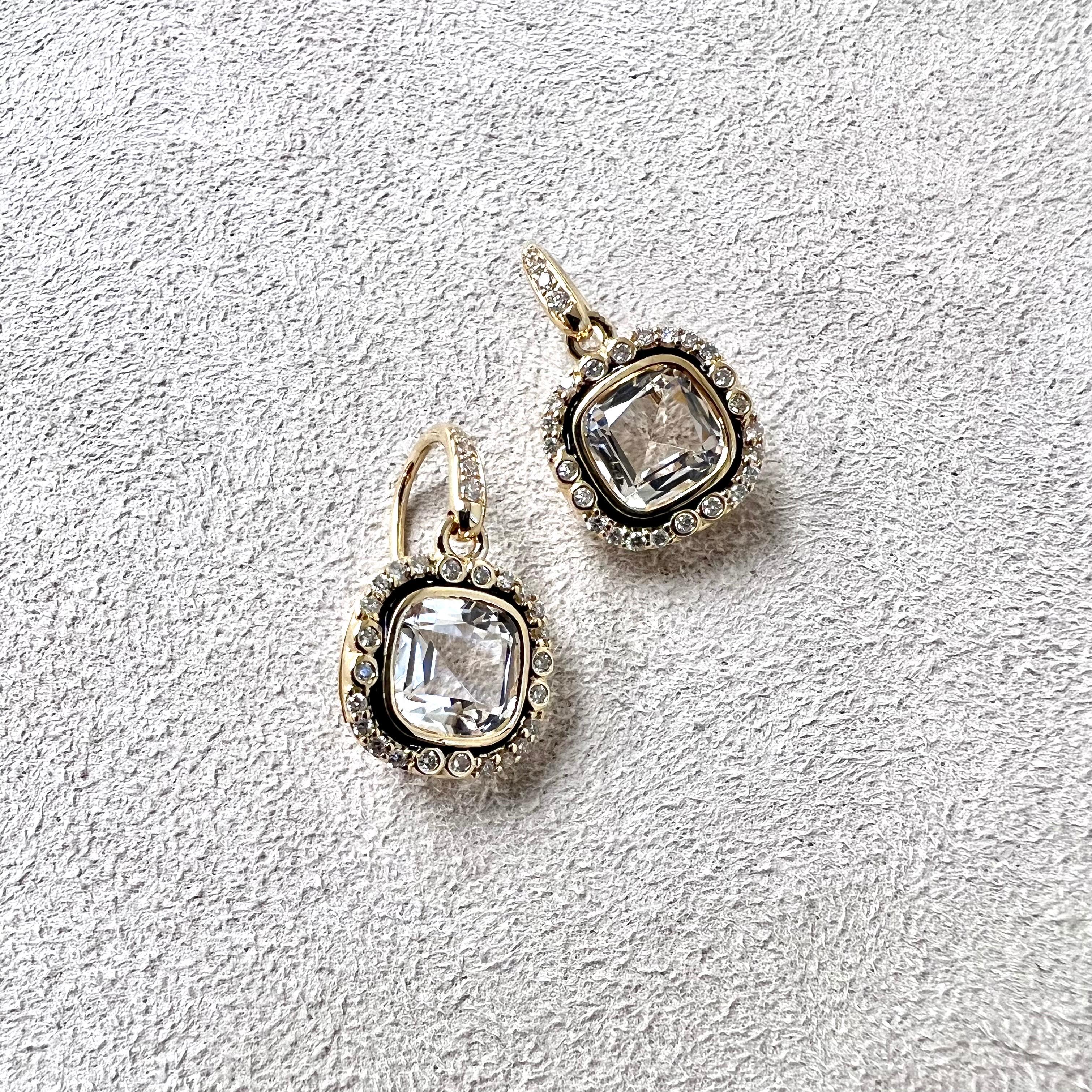 Created in 18 karat yellow gold
Rock crystal 2.50 carats approx.
Diamonds 0.25 carat approx.
Black enamel details
French wire for pierced ears
Limited edition

Expertly crafted in 18 karat yellow gold, this limited edition pair of earrings features