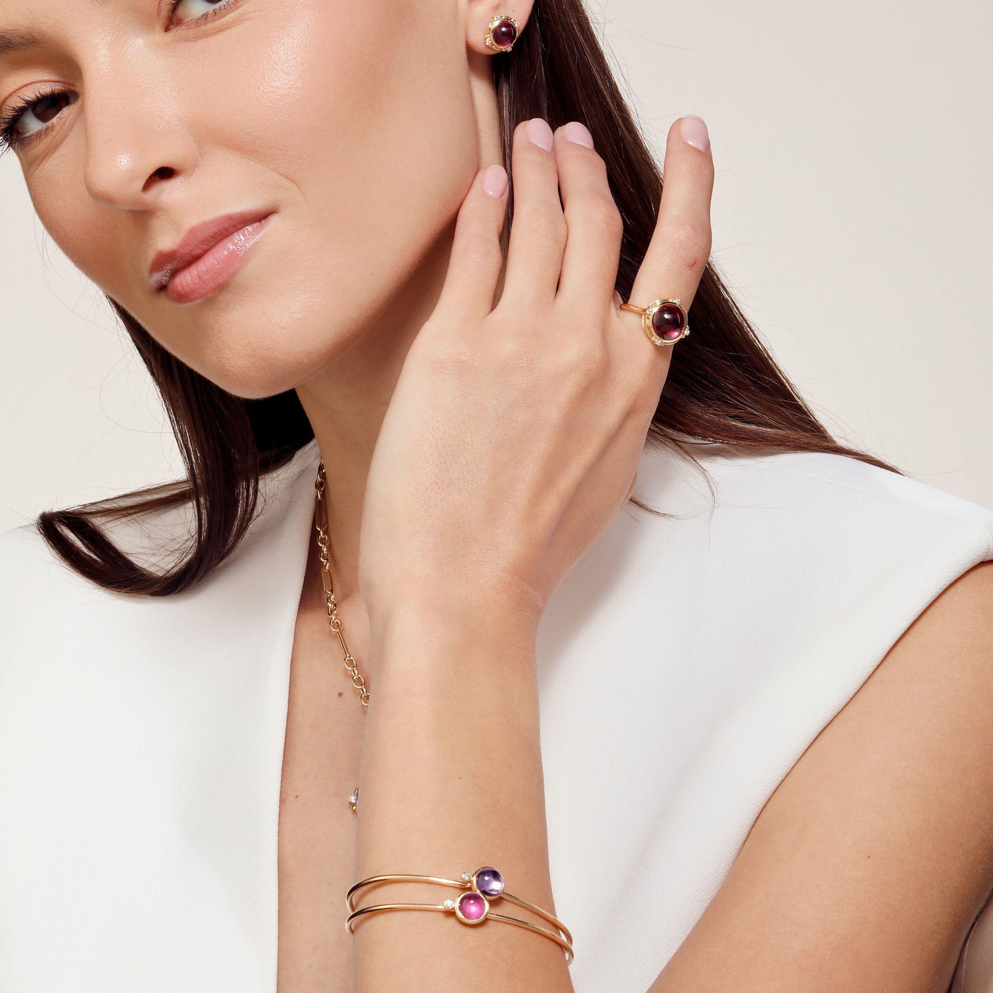 Créé en 18kyg
Rubellite 2 carats environ
Diamant 0,05 carat environ
Bracelet ovale ouvert
Mécanisme caché pour ouvrir sous la boule

Fabriqué en 18kyg, ce bracelet en rubellite présente une impressionnante pierre de 2 carats sertie de diamants