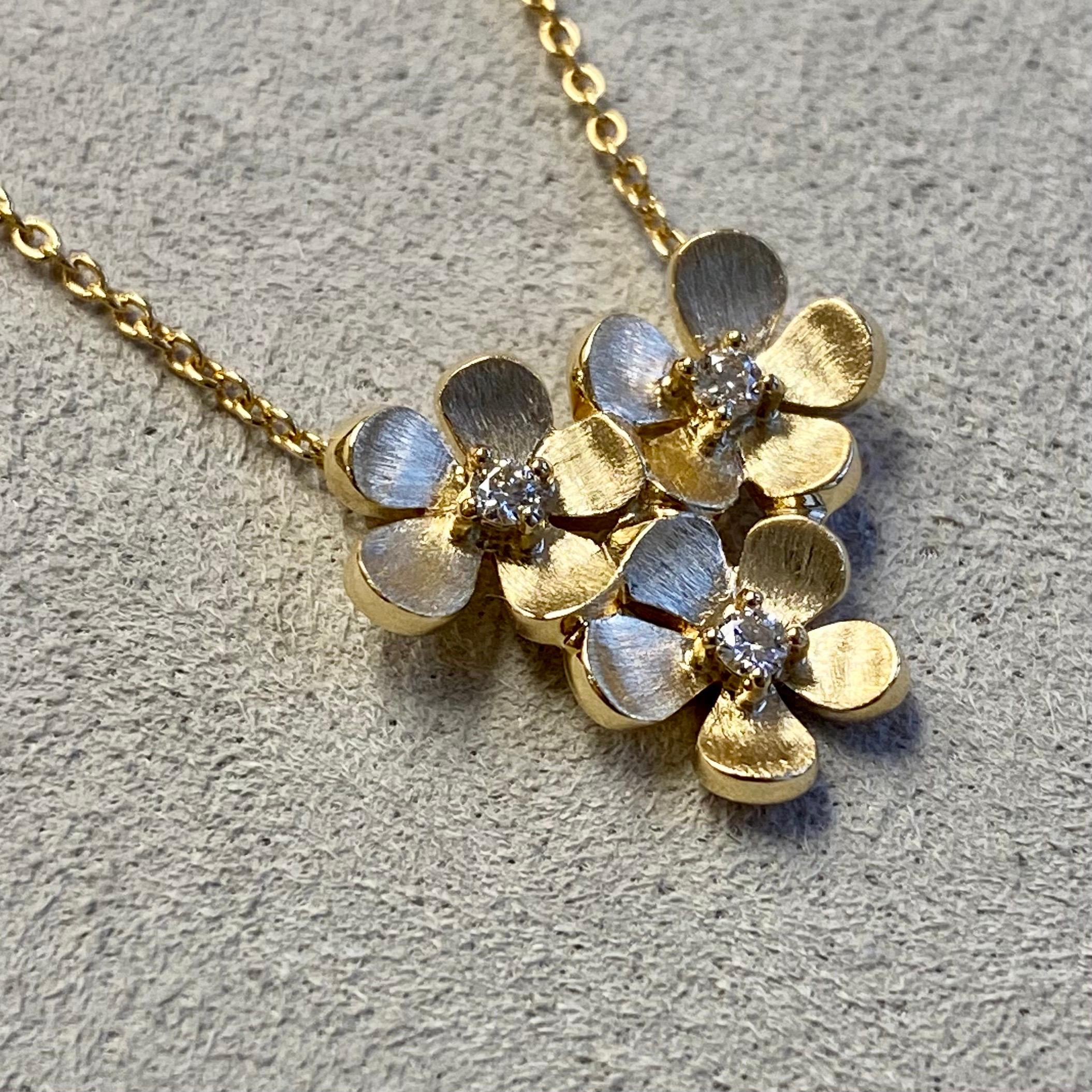 Round Cut Syna Yellow Gold Satin Flower Bunch Necklace with Diamonds For Sale