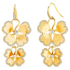 Syna Boucles d'oreilles fleurs en or jaune et satin avec diamants
