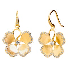 Syna Boucles d'oreilles fleurs en or jaune et satin avec diamants