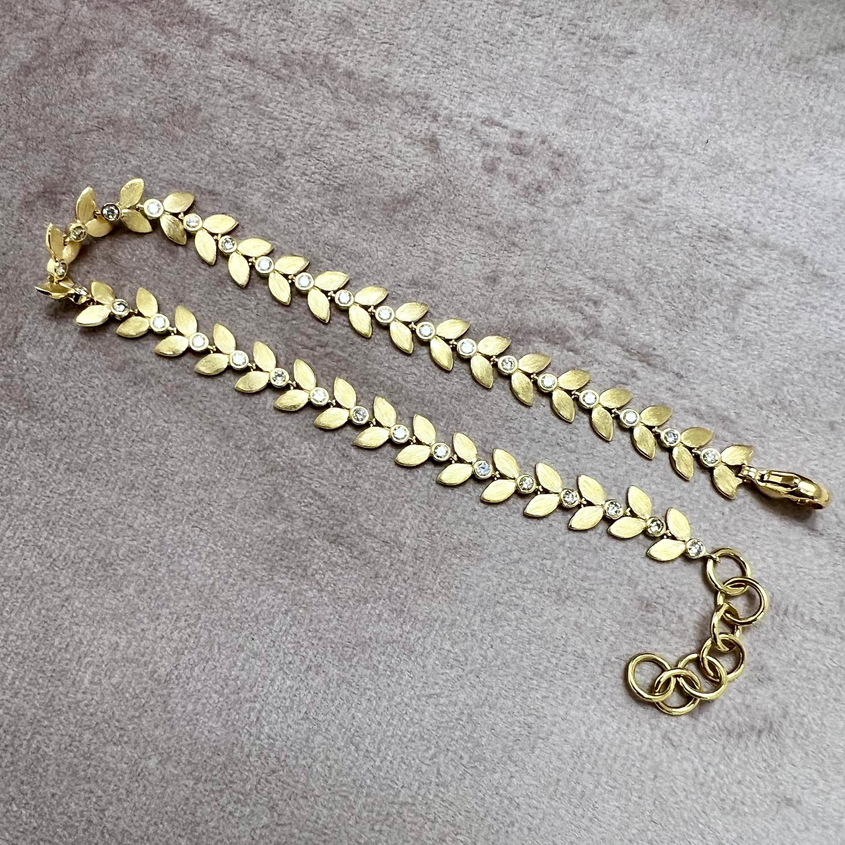 Contemporain Syna Bracelet feuille en or jaune satiné avec diamants en vente
