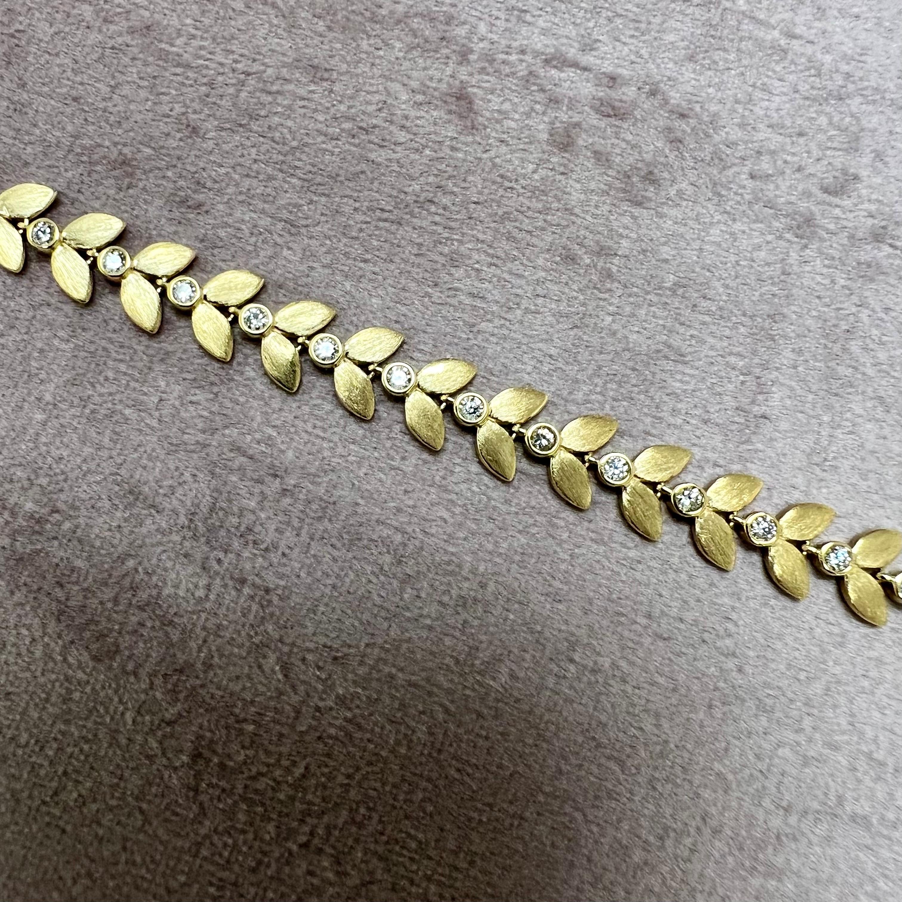 Taille ronde Syna Bracelet feuille en or jaune satiné avec diamants en vente