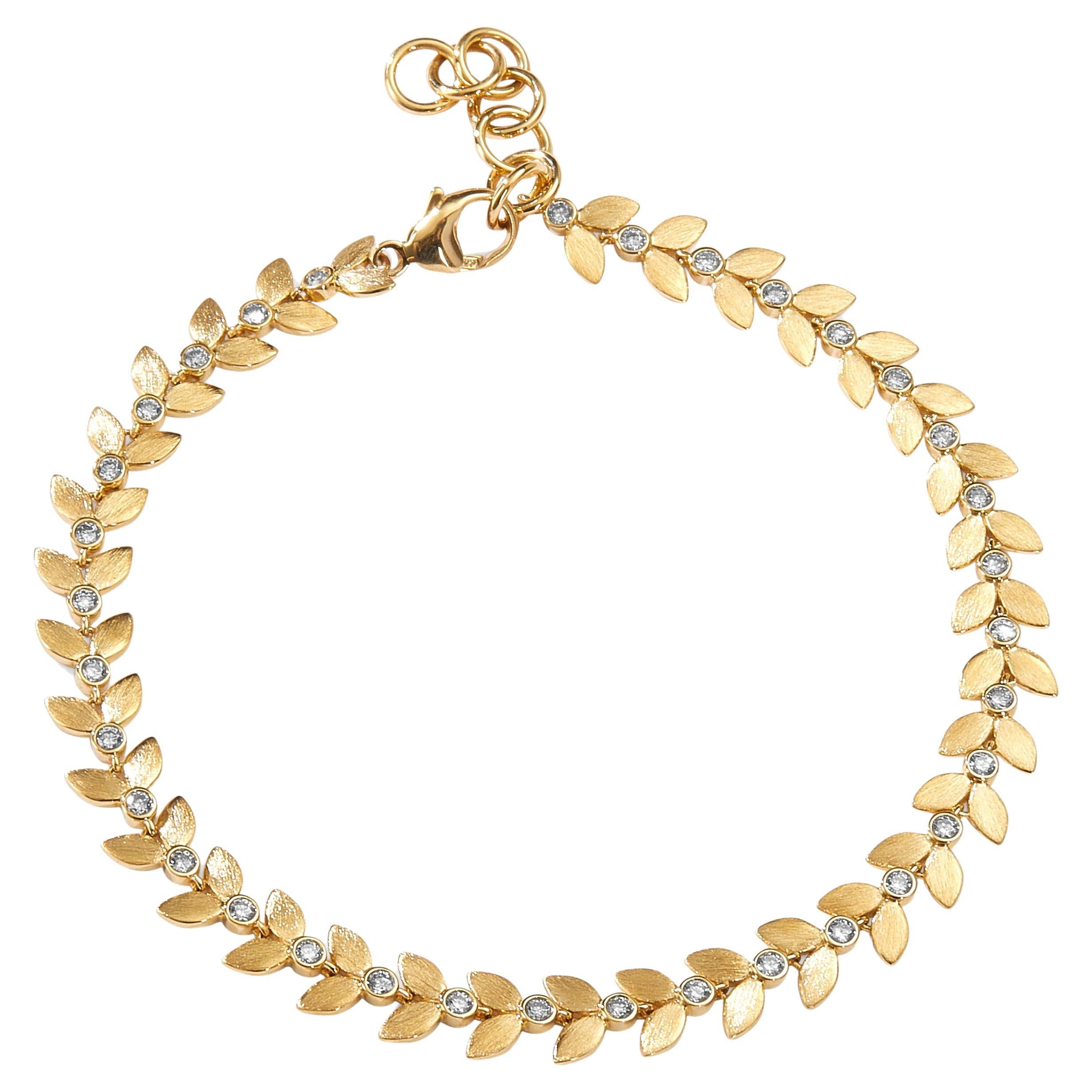 Syna Bracelet feuille en or jaune satiné avec diamants en vente