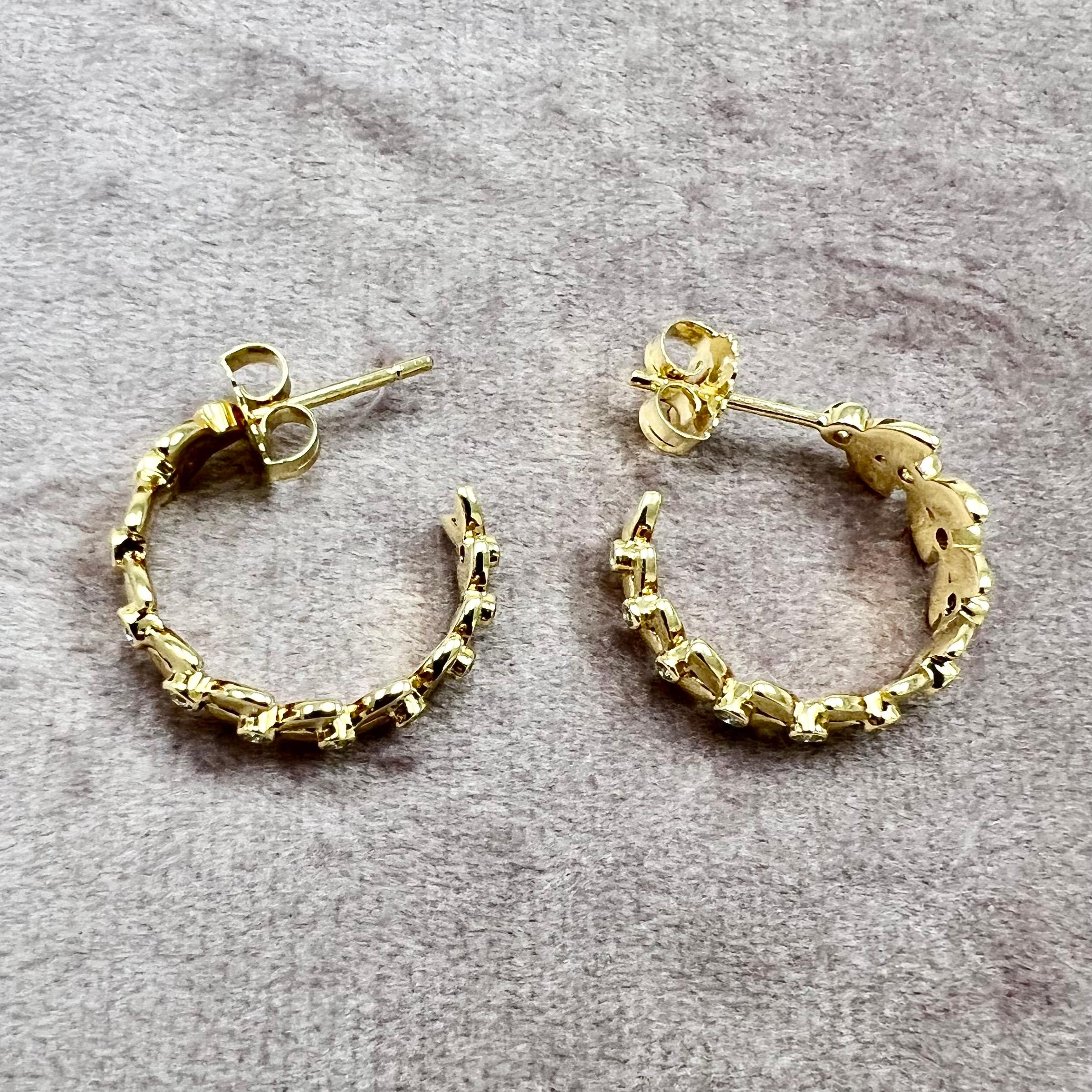 Creato in oro giallo 18 carati
Diamanti 0,33 carati circa.
Fondelli a farfalla in oro giallo 18 carati


Informazioni sui designer ~ Dharmesh & Namrata

Traendo ispirazione dalle piccole cose, Dharmesh & Namrata Kothari hanno creato una