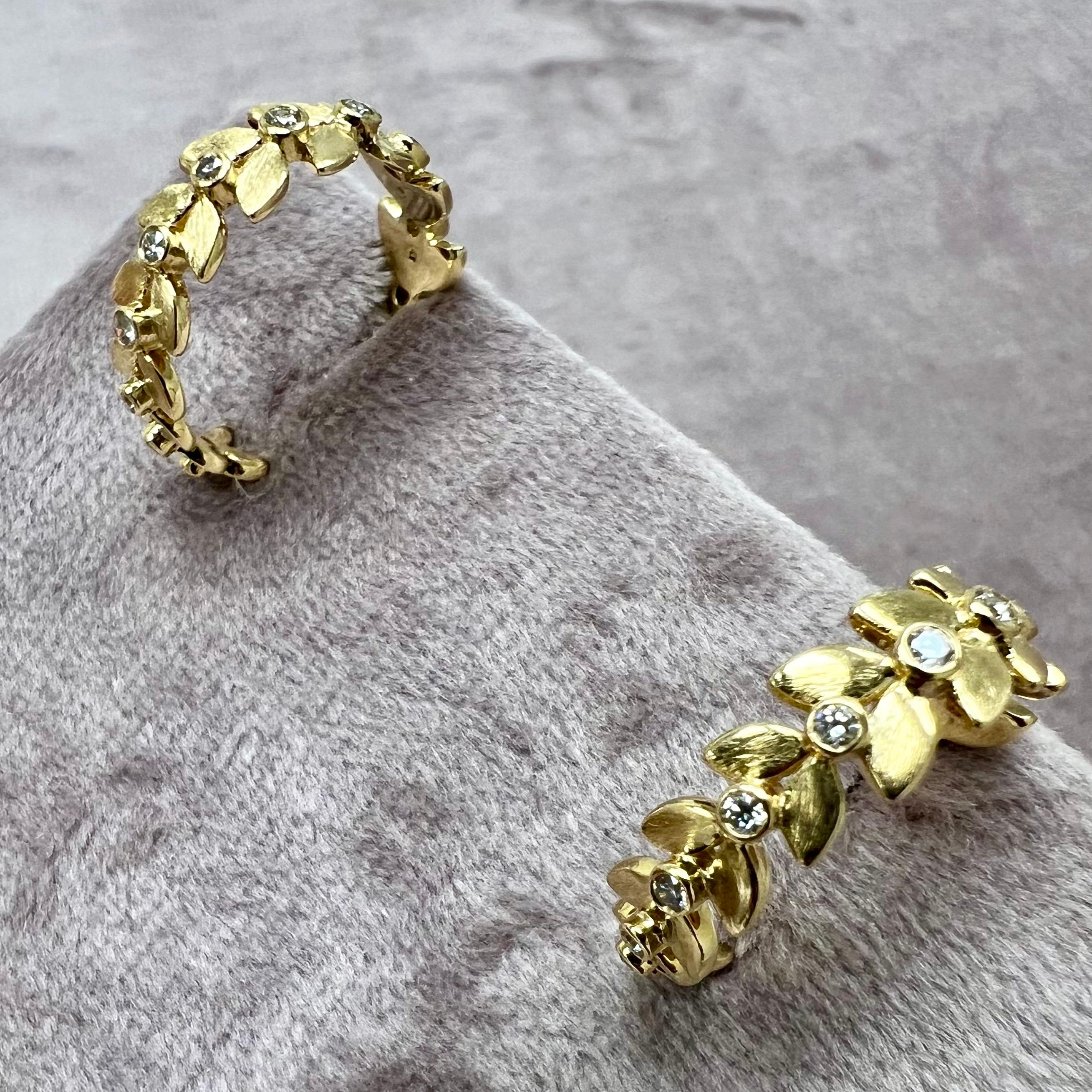 Contemporaneo Orecchini a cerchio a foglia satinata in oro giallo Syna con diamanti in vendita