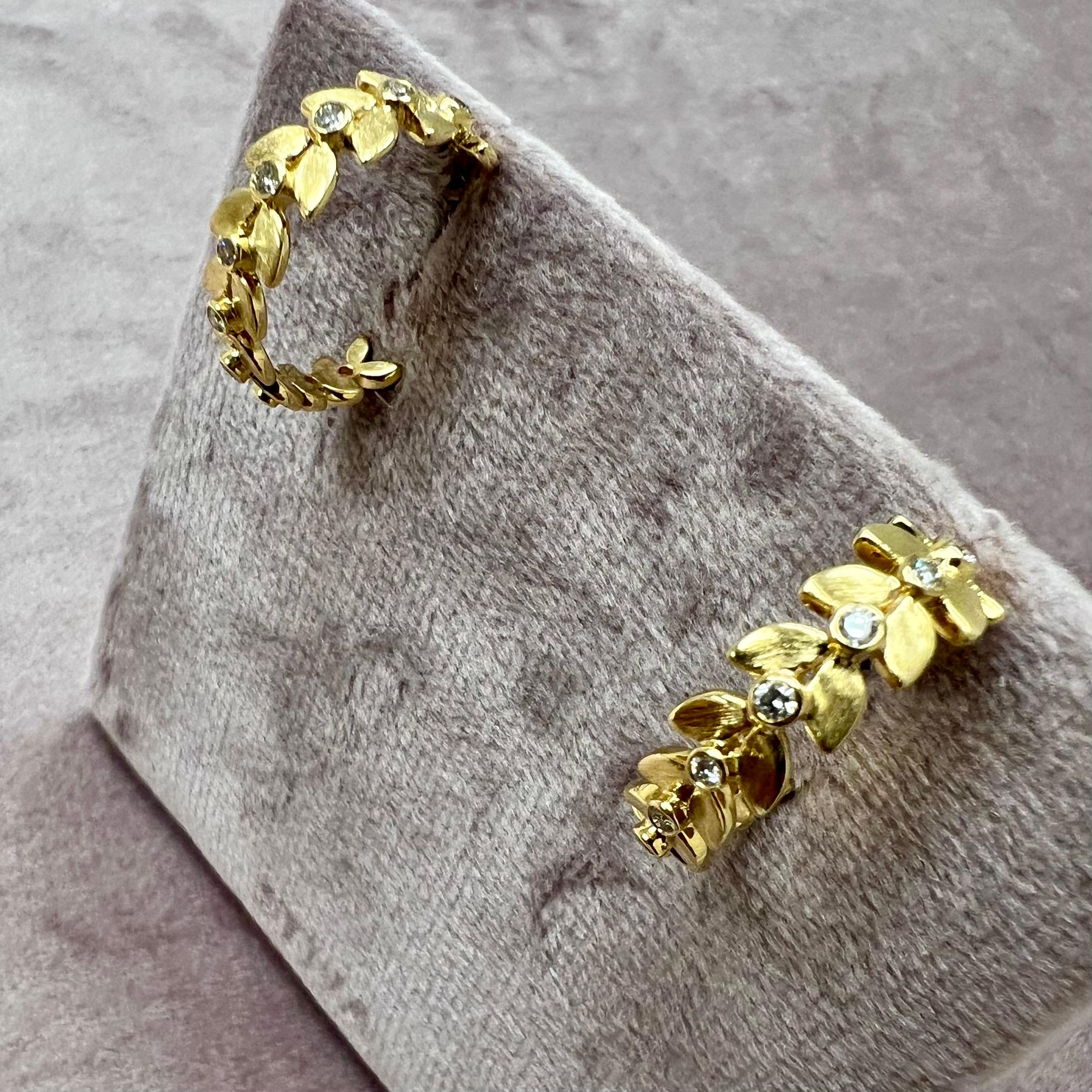 Taglio rotondo Orecchini a cerchio a foglia satinata in oro giallo Syna con diamanti in vendita