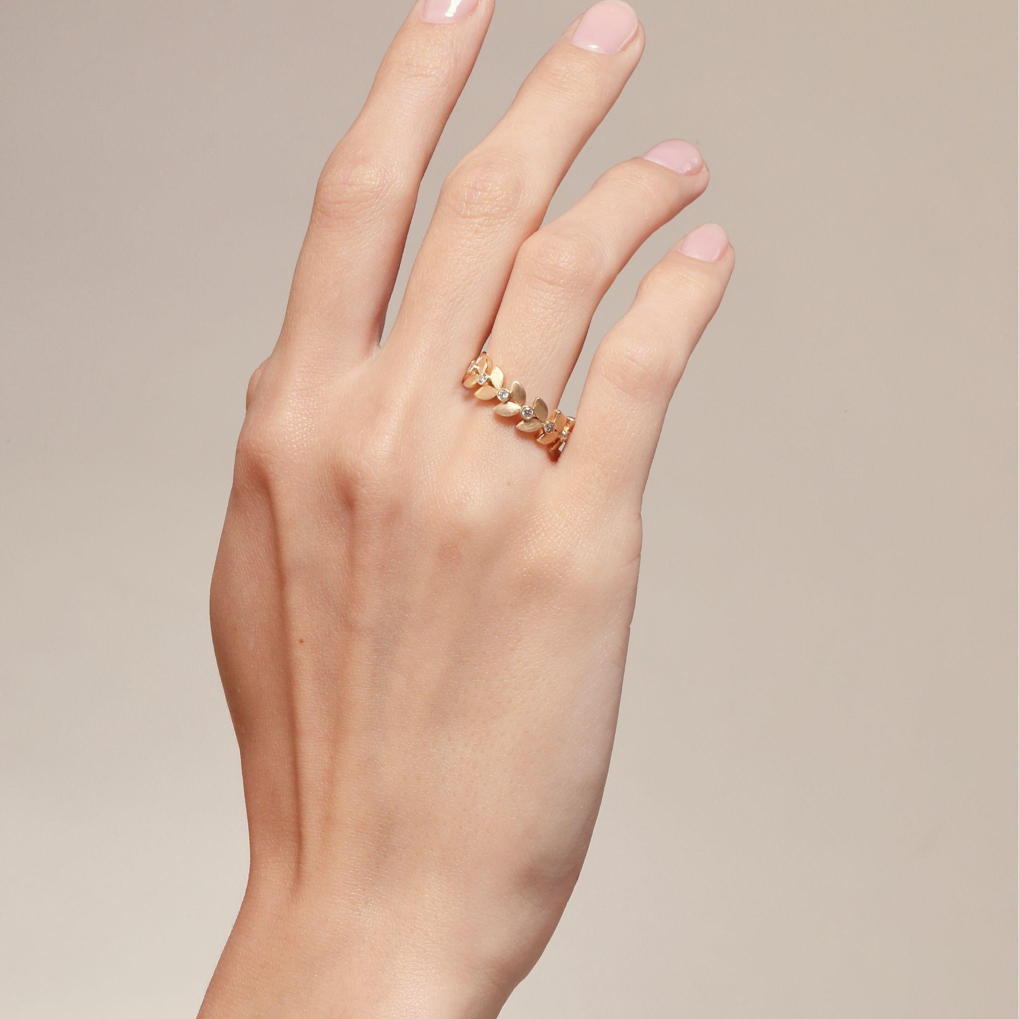 Creato in oro giallo 18 carati
Diamanti 0.30 carati circa.
Misura dell'anello US 6.5, può essere realizzato in altre misure su ordine speciale.
Edizione limitata


Informazioni sui designer ~ Dharmesh & Namrata

Traendo ispirazione dalle piccole