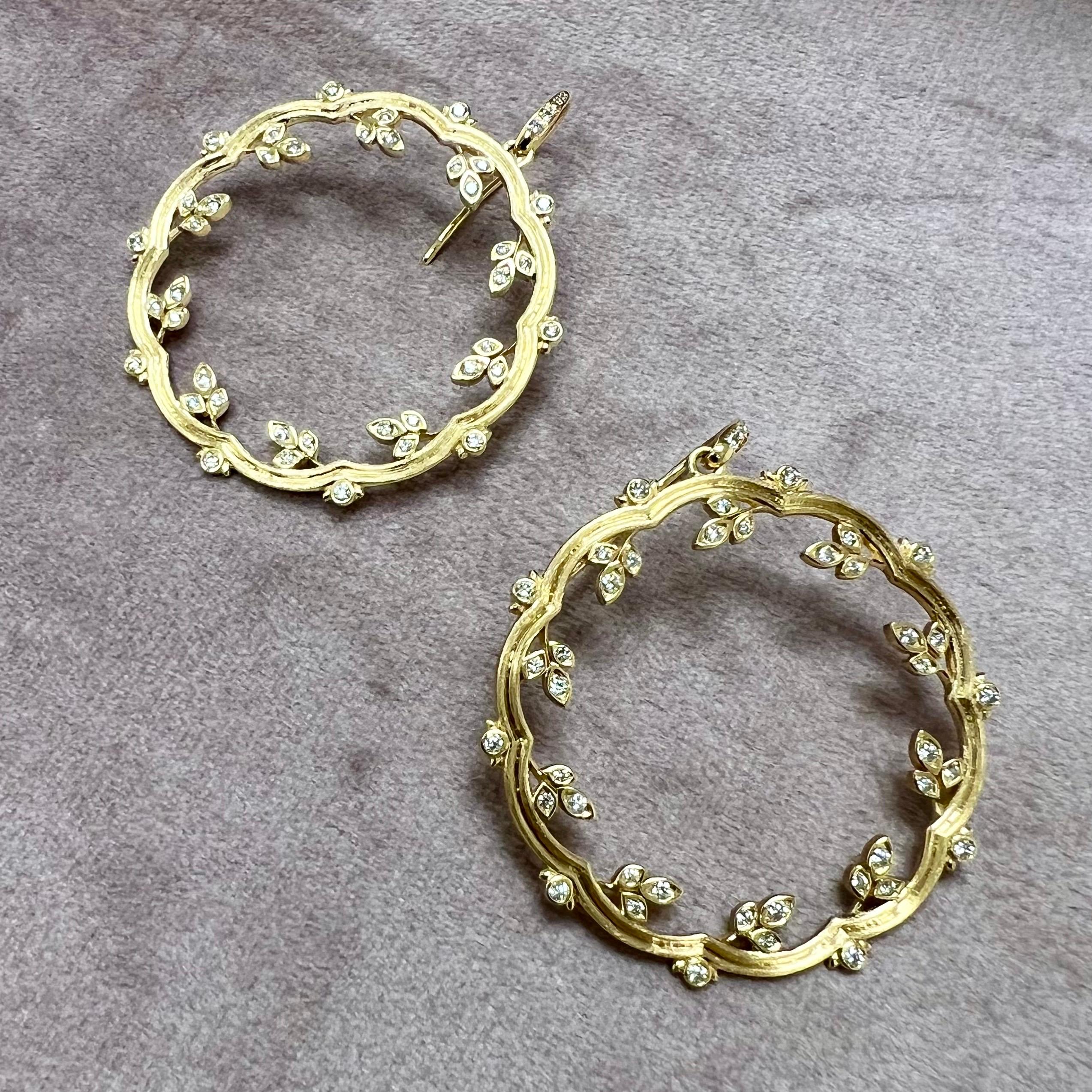 Contemporain Syna Boucles d'oreilles jumelles en or jaune satiné avec diamants en vente