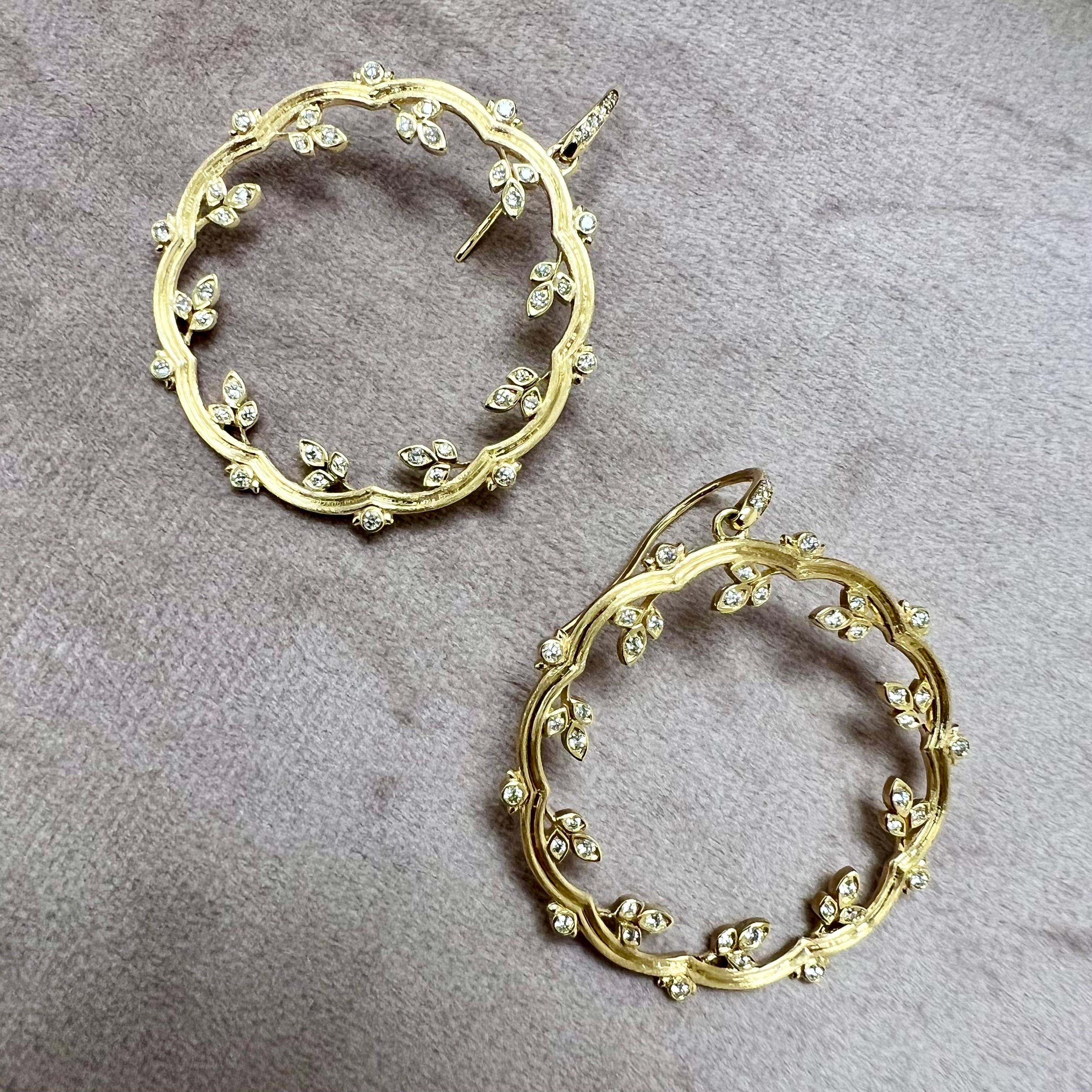 Taille ronde Syna Boucles d'oreilles jumelles en or jaune satiné avec diamants en vente