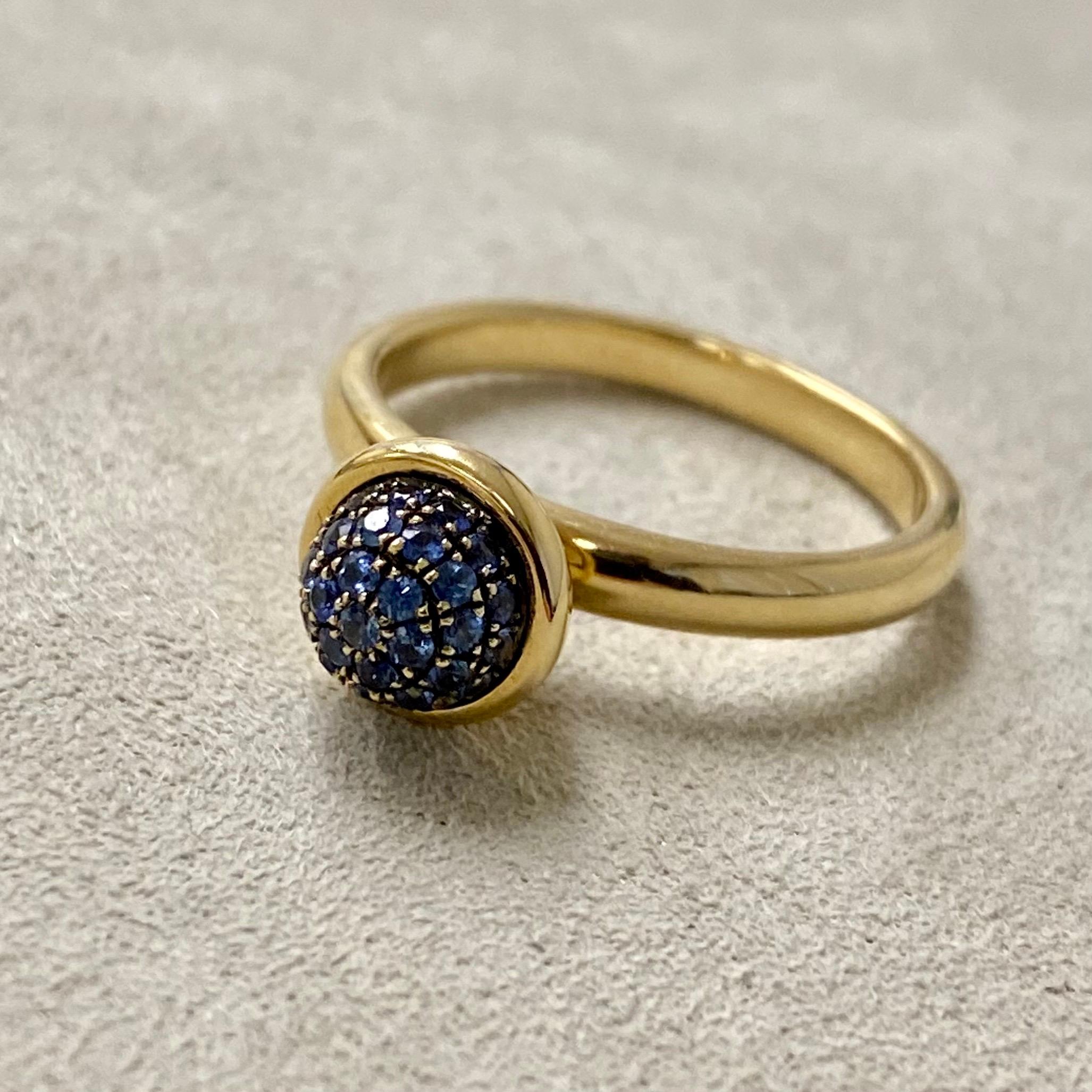 Contemporain Syna Bague en or jaune et pavé de saphirs bleus en vente