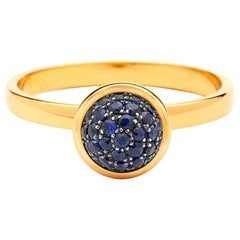Anello Syna in oro giallo con zaffiro blu piccolo e pavé