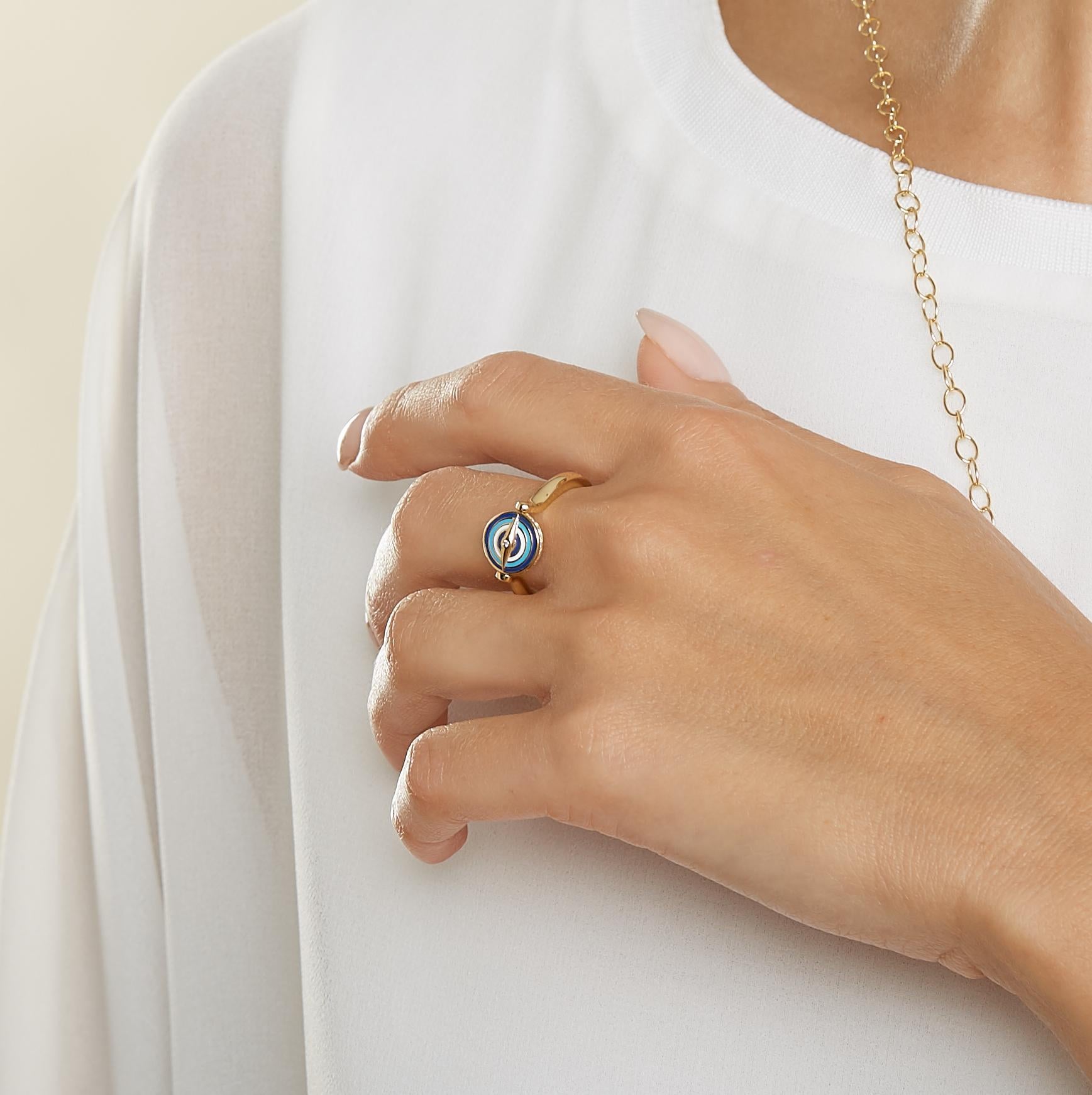 Taille ronde Syna, petite bague réversible en or jaune et émail Evil avec diamants en vente