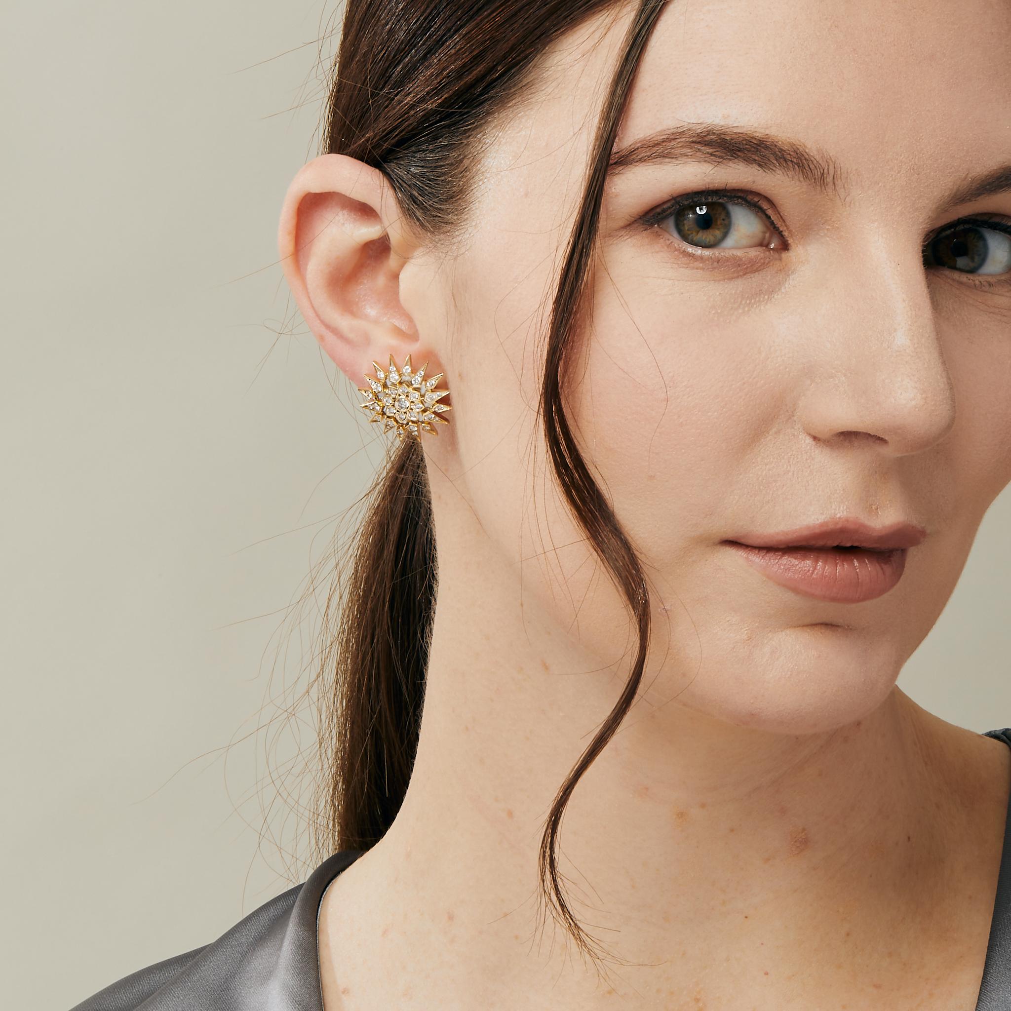 Syna Gelbgold-Ohrringe aus Perlmutt mit Sternschliff und Diamanten (Zeitgenössisch) im Angebot
