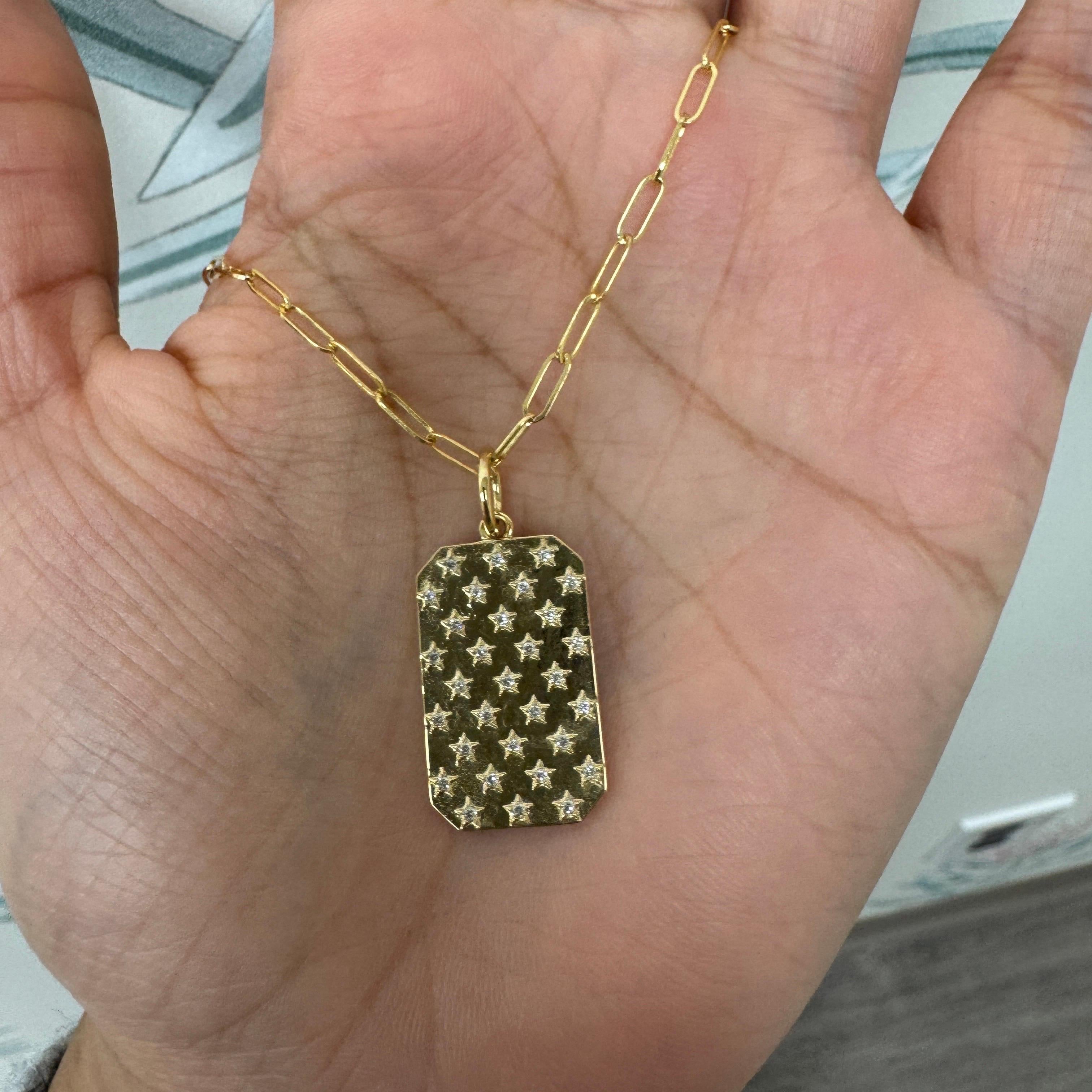 Créé en or jaune 18 carats
Diamants 0,15 carat environ
Chaîne vendue séparément

 À propos des concepteurs ~ Dharmesh & Namrata

S'inspirant de petites choses, Dharmesh & Namrata Kothari ont créé une collection extraordinaire et rafraîchissante de