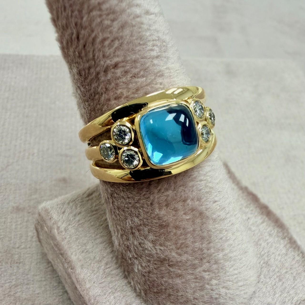 Contemporain Bandeau en or jaune Syna avec topaze bleue Sugarloaf et diamants en vente