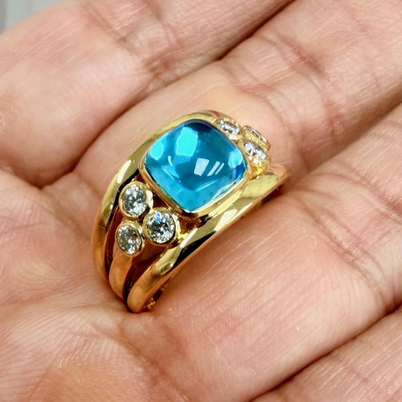 Taille mixte Bandeau en or jaune Syna avec topaze bleue Sugarloaf et diamants en vente