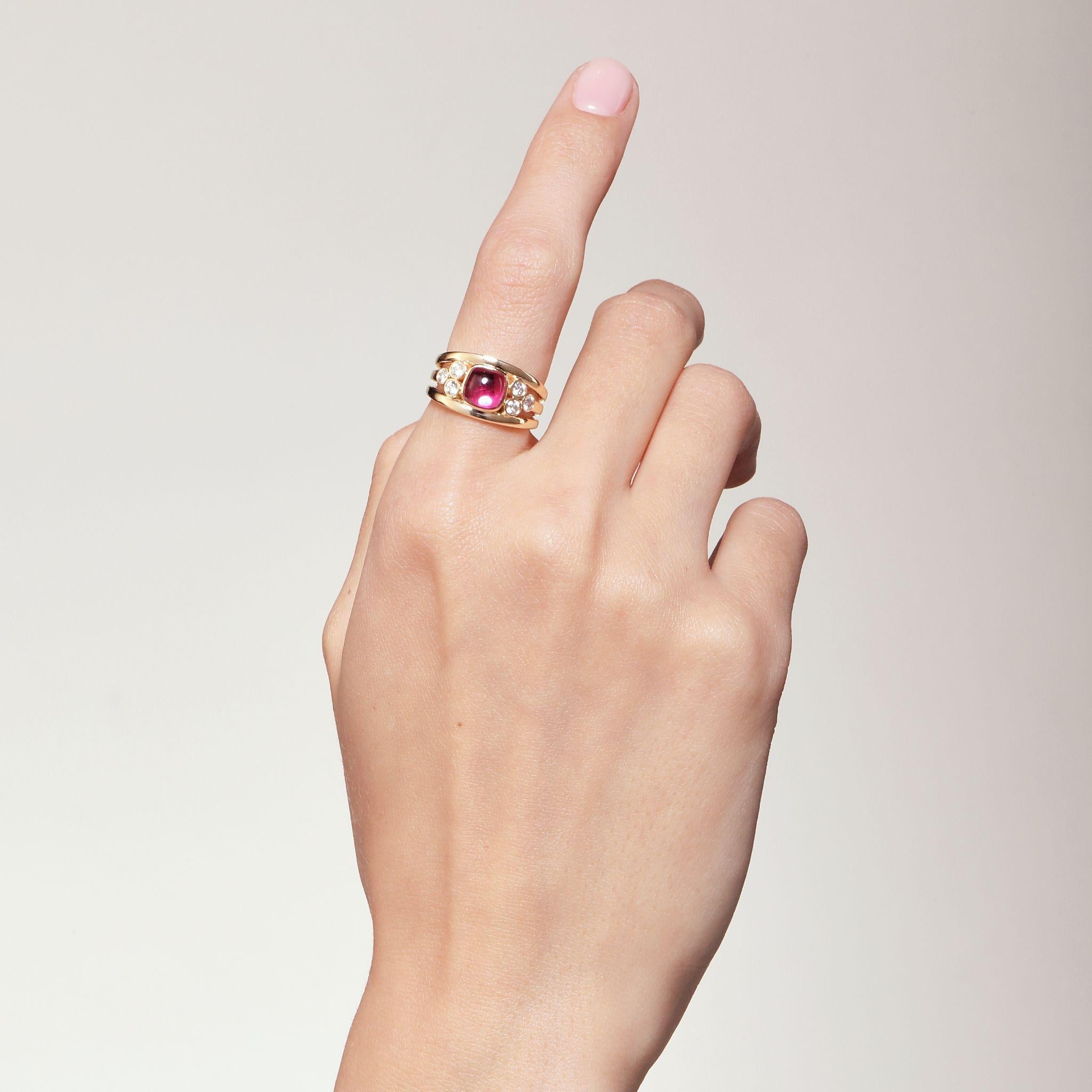 Créé en or jaune 18 carats
Rubellite 2 carats environ
Diamants 0,30 carat environ                          
Bague taille US 7



À propos des concepteurs ~ Dharmesh & Namrata

S'inspirant de petites choses, Dharmesh & Namrata Kothari ont créé une