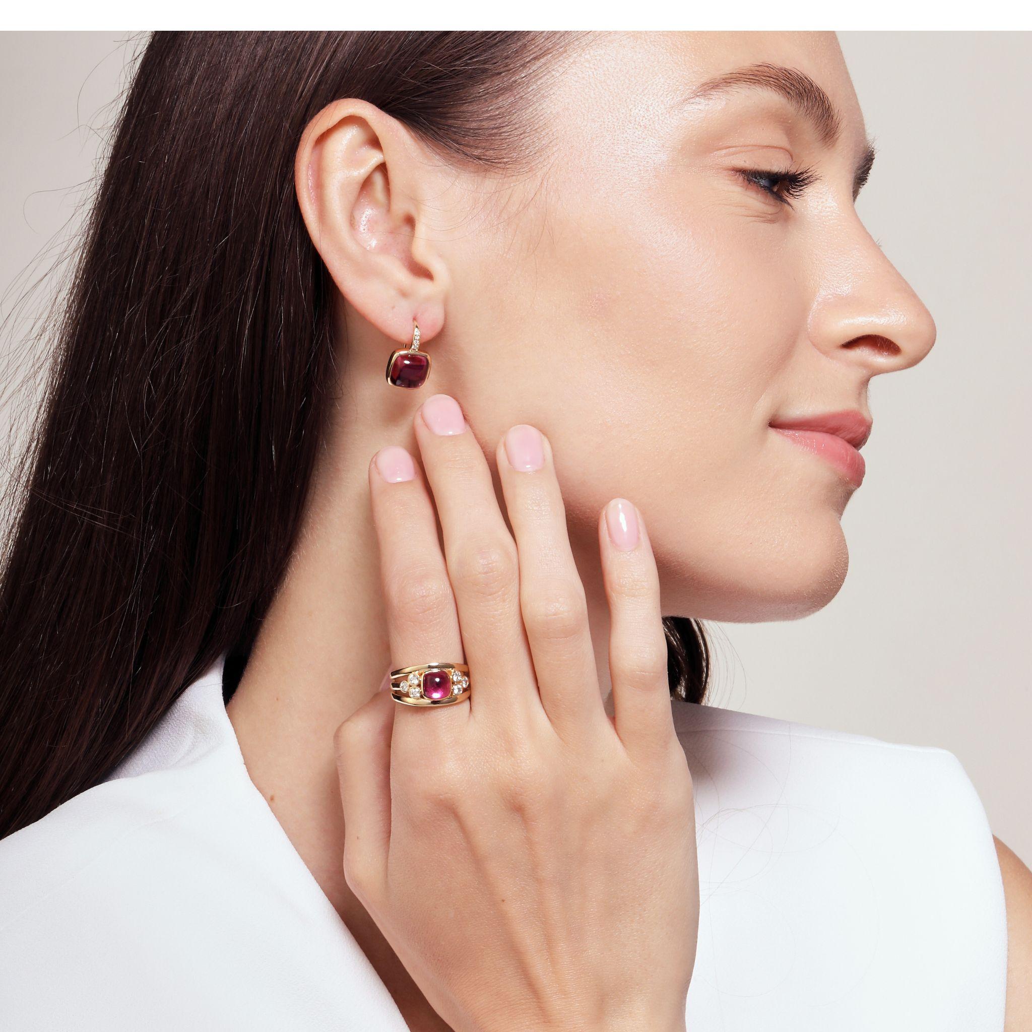 Taille mixte Syna, bague Sugarloaf Rubellite en or jaune avec diamants en vente