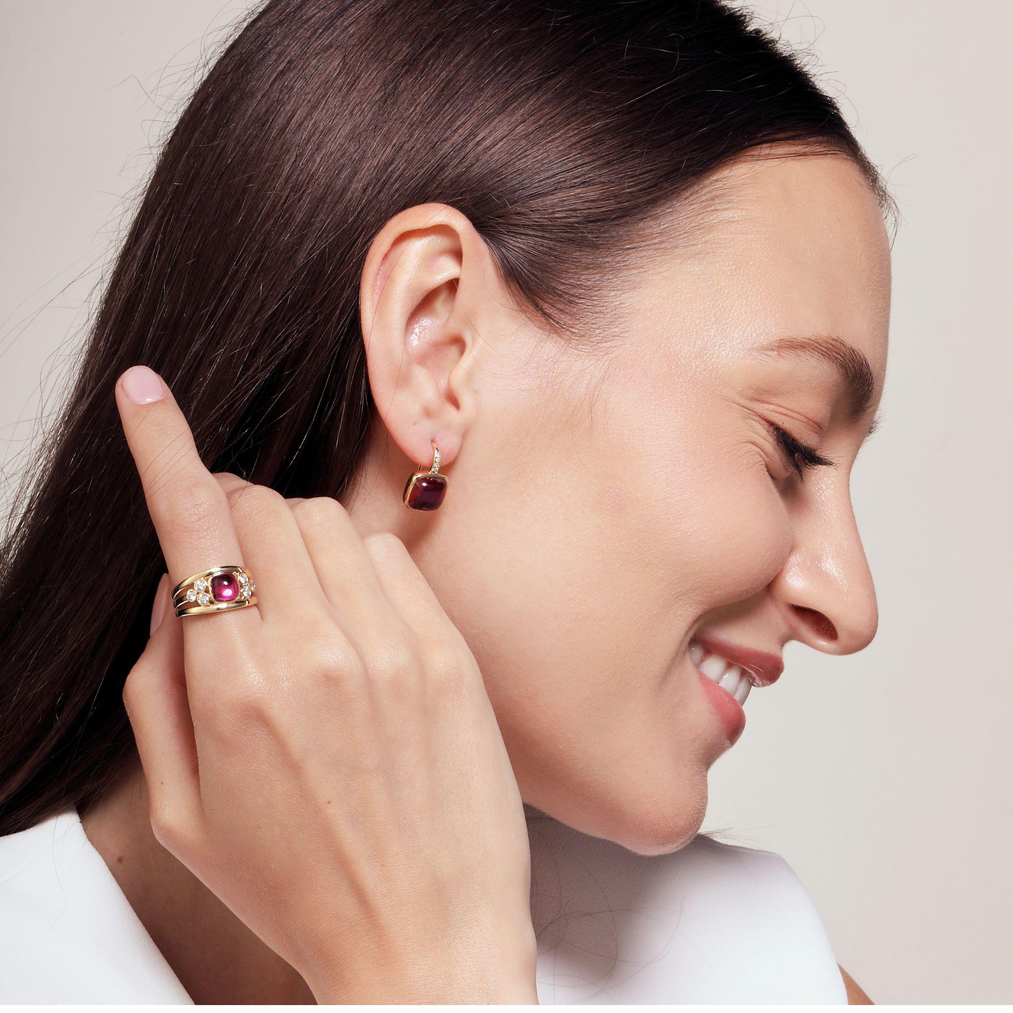 Contemporain Syna, bague Sugarloaf Rubellite en or jaune avec diamants en vente
