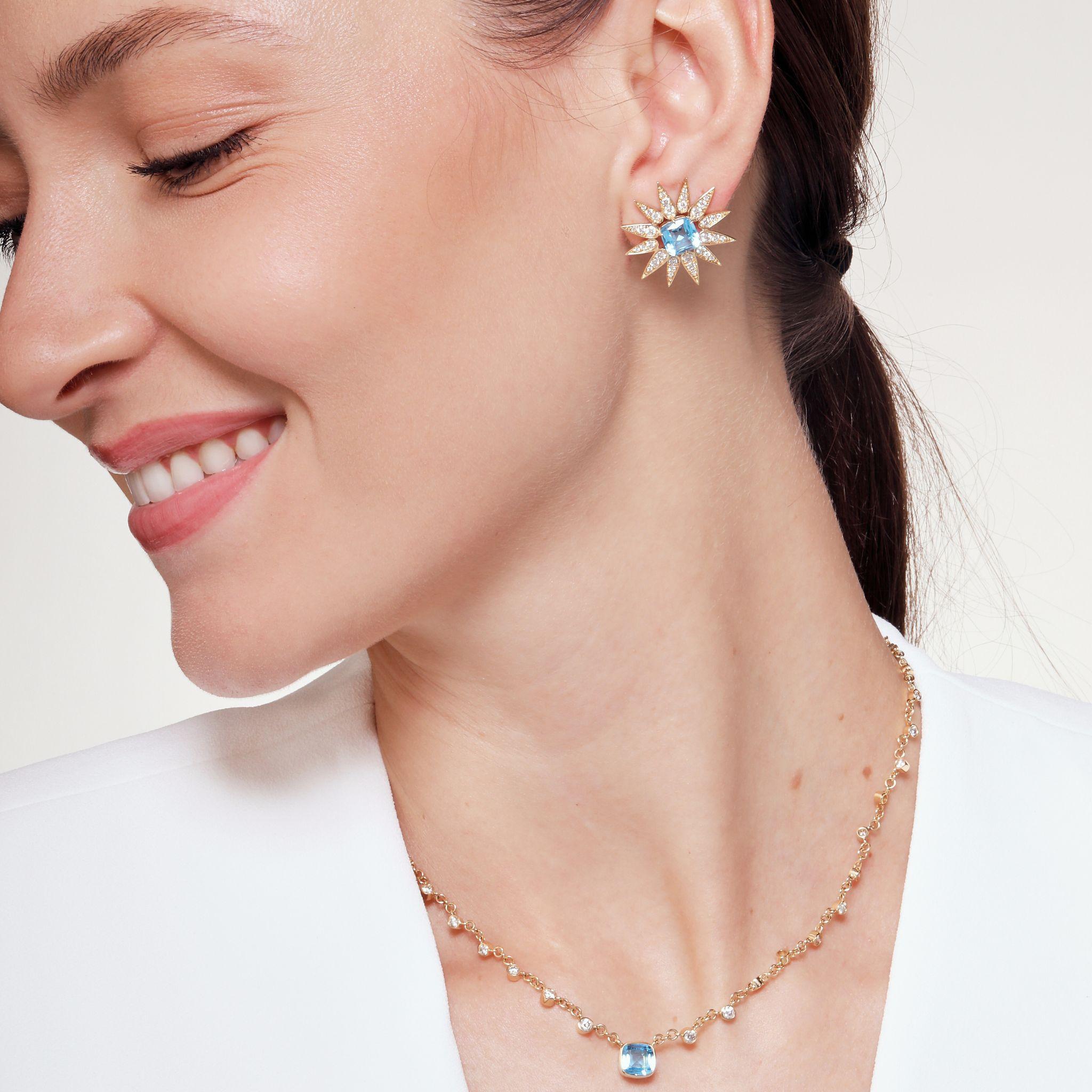 Contemporain Syna Boucles d'oreilles Sunburst en or jaune avec topaze bleue et diamants en vente