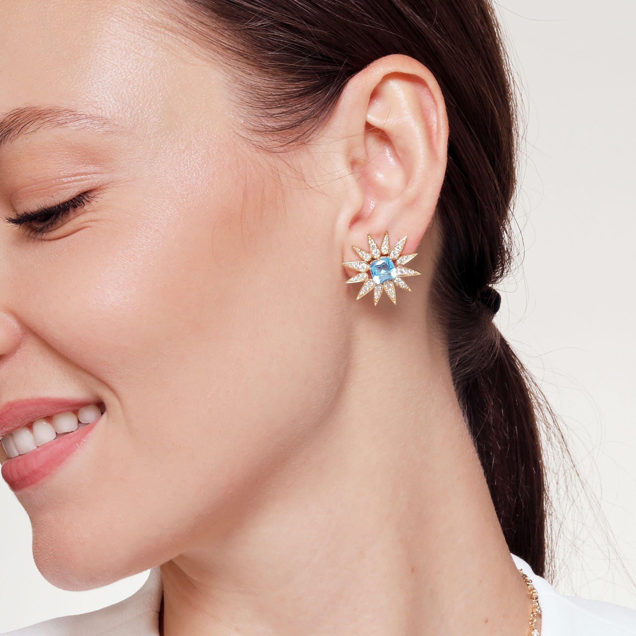 Taille coussin Syna Boucles d'oreilles Sunburst en or jaune avec topaze bleue et diamants en vente