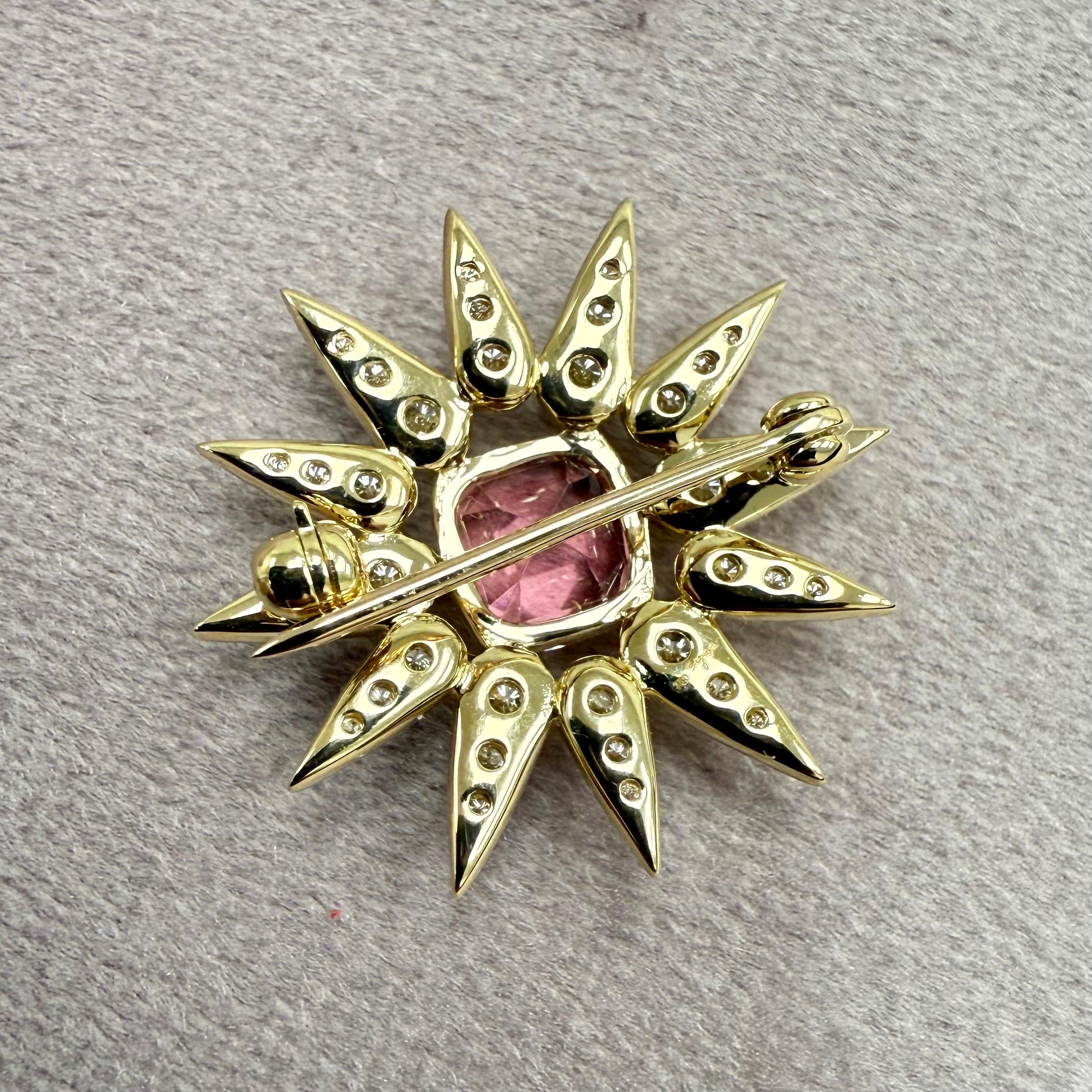 Syna Sonnenschliff-Anstecknadel aus Gelbgold mit rosa Turmalin und Diamanten (Zeitgenössisch) im Angebot