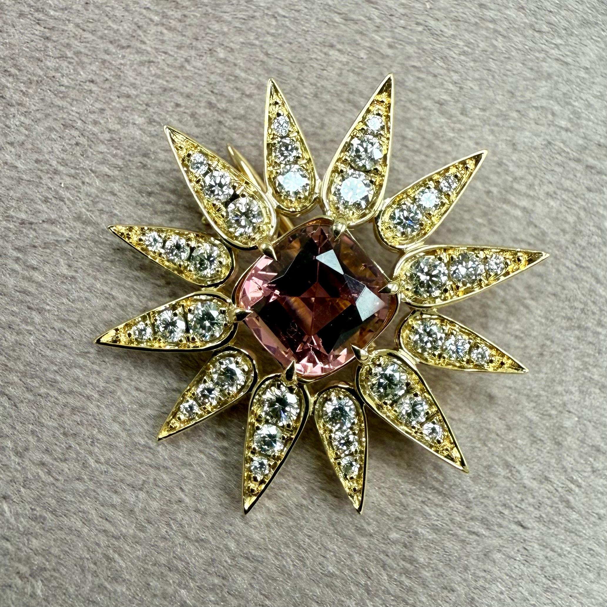 Syna Sonnenschliff-Anstecknadel aus Gelbgold mit rosa Turmalin und Diamanten (Gemischter Schliff) im Angebot