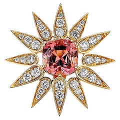 Alfiler de oro amarillo Syna Sunburst con turmalina rosa y diamantes