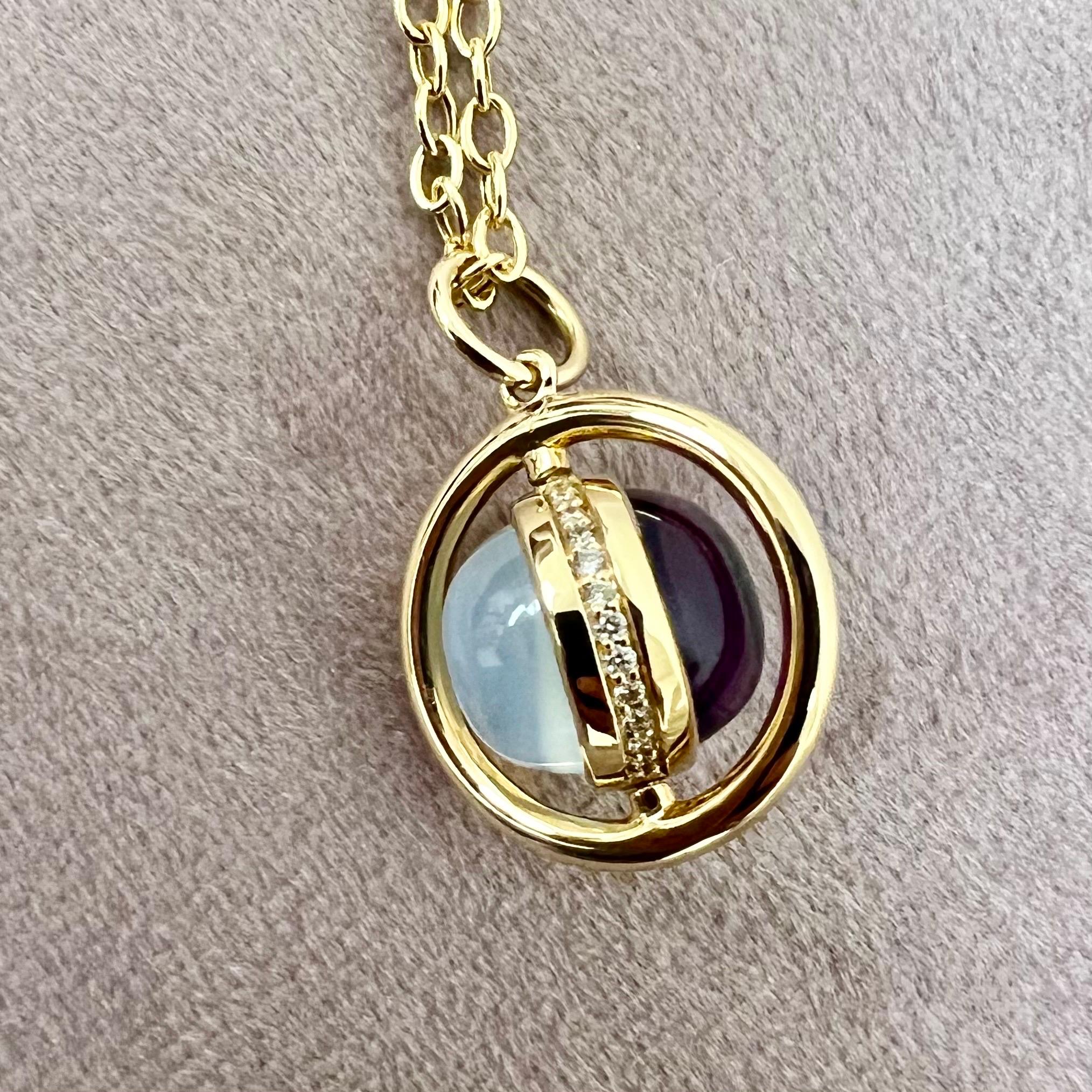Taille ronde Pendentif pivotant Syna en or jaune, quartz de lune, améthyste et diamants en vente