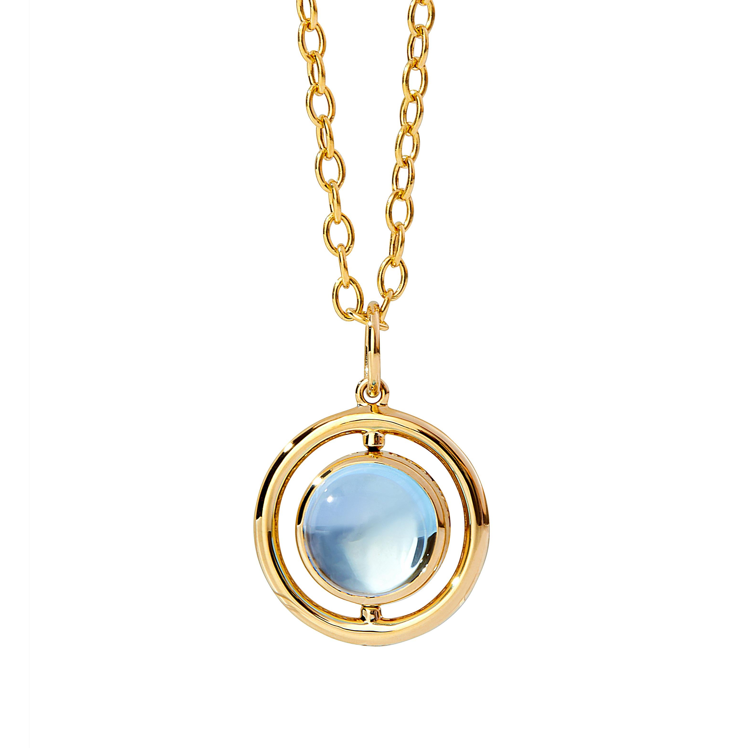Hergestellt aus 18 Karat Gelbgold
Umkehrbarer Anhänger
Blautopas ca. 4 Karat.
Mondquarz ca. 4 Karat.
Diamanten ca. 0.14 Karat.
Drehbarer Mechanismus 
Limitierte Auflage
Kette separat erhältlich 

Dieser raffinierte Anhänger aus 18 Karat Gelbgold in
