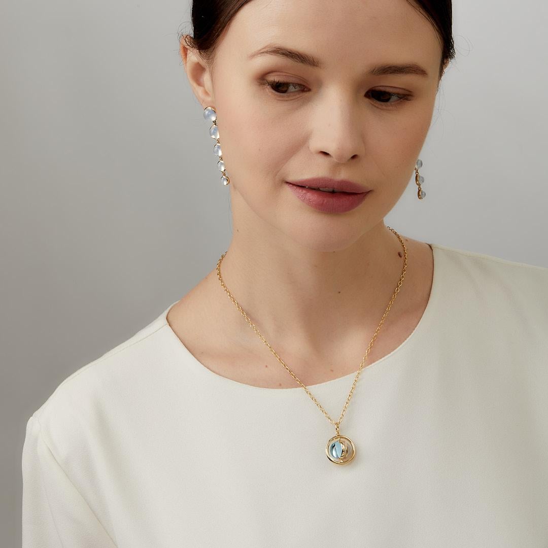 Syna Drehanhänger aus Gelbgold mit Mondquarz, blauem Topas und Diamanten (Zeitgenössisch)