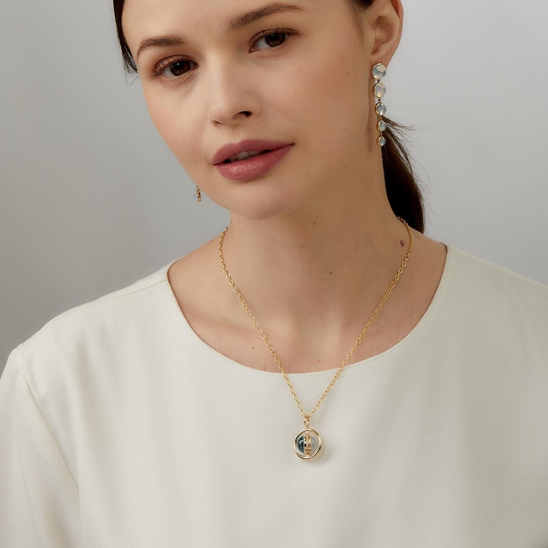 Syna Drehanhänger aus Gelbgold mit Mondquarz, blauem Topas und Diamanten (Rundschliff)